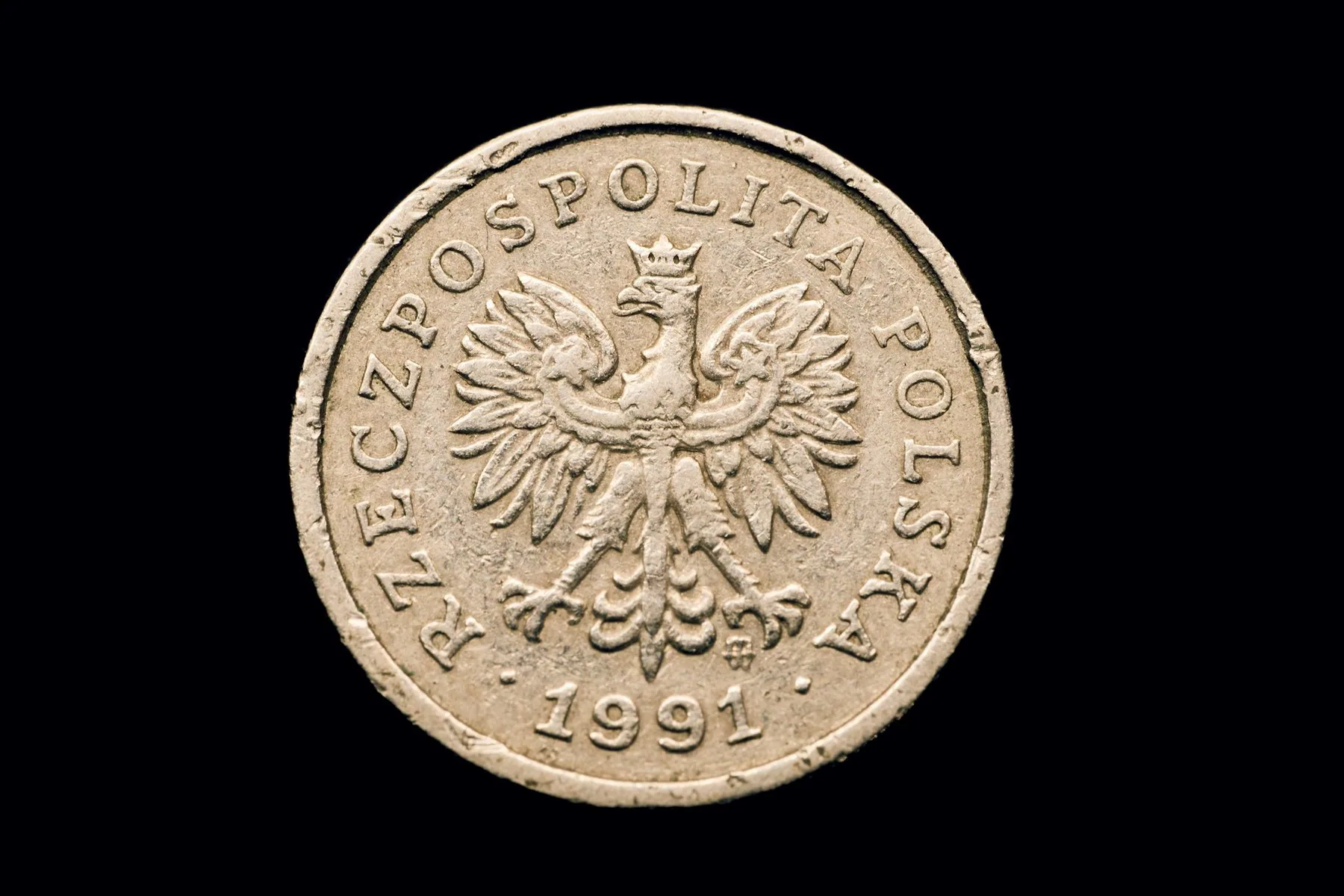 Nærbillede af en polsk mønt med ørnen og indskriften Rzeczpospolita Polska