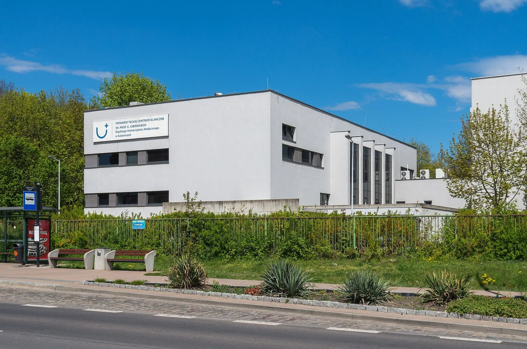 Universitetssykehuset Uniwersyteckie Centrum Kliniczne i Katowice en solrik vårdag