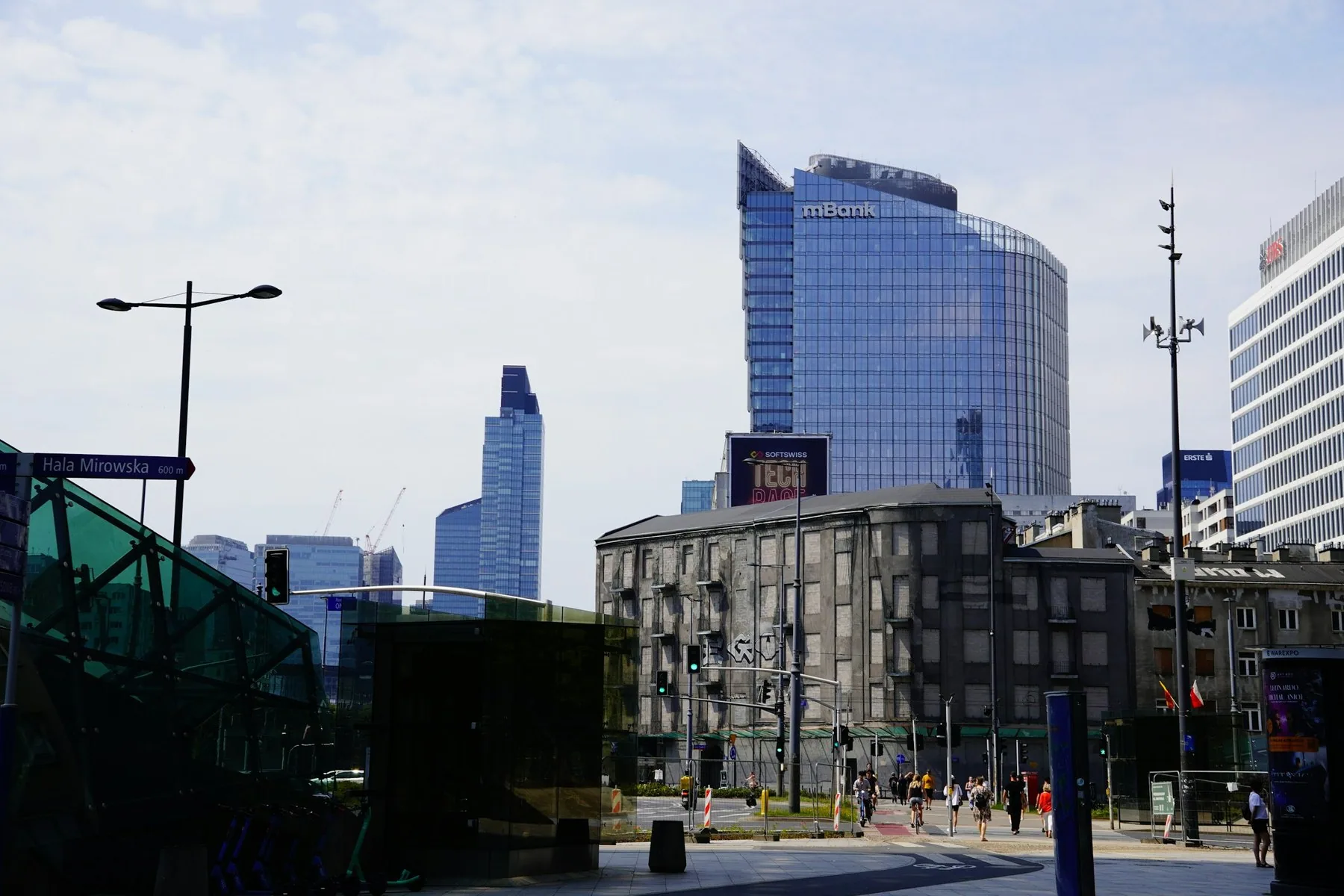 Moderne kontortårne i glas i forretningskvarteret i Warszawa