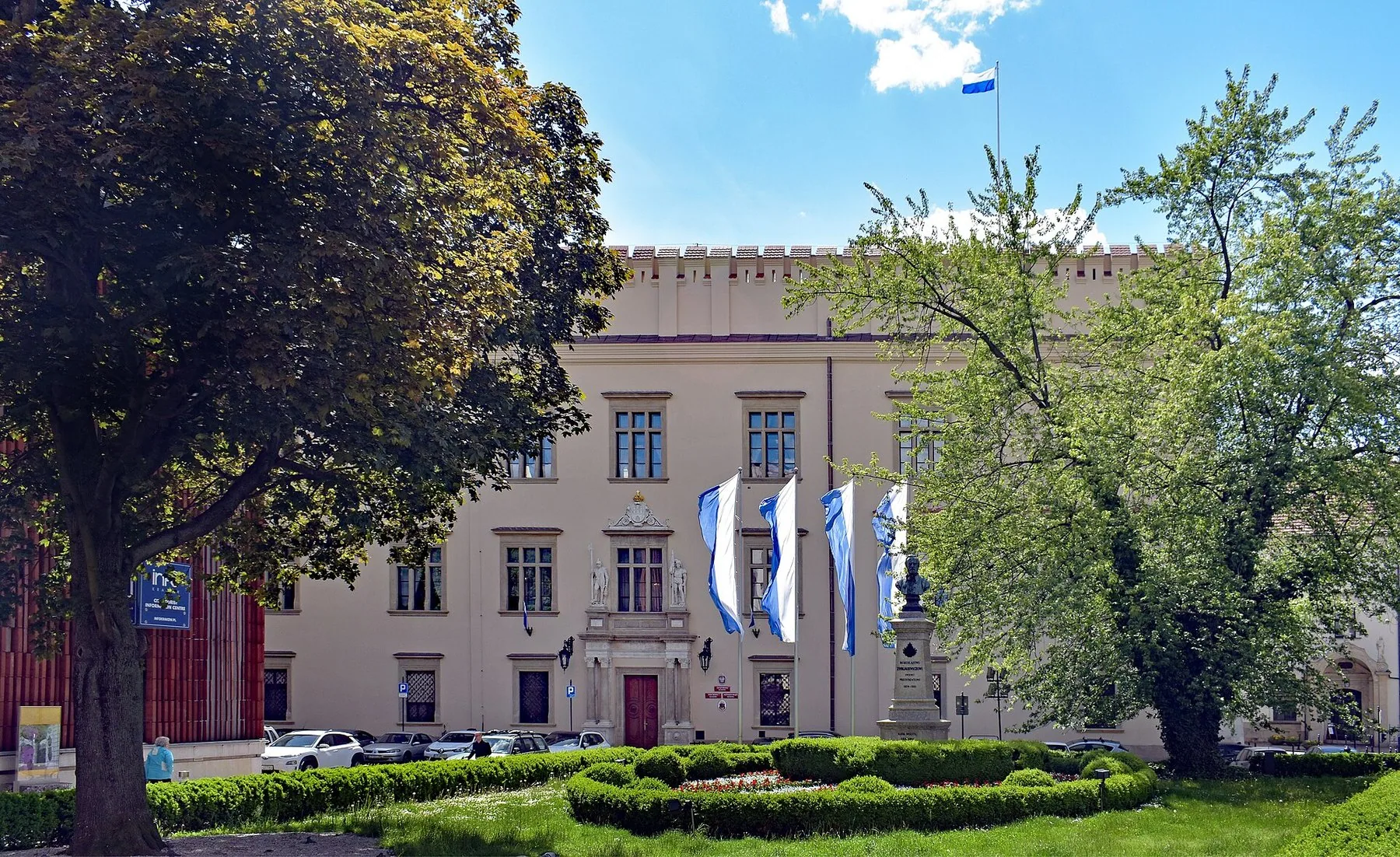 Wielopolskipalatset i Kraków, stadens rådhus och kommunala servicecenter, med flaggor framför fasaden