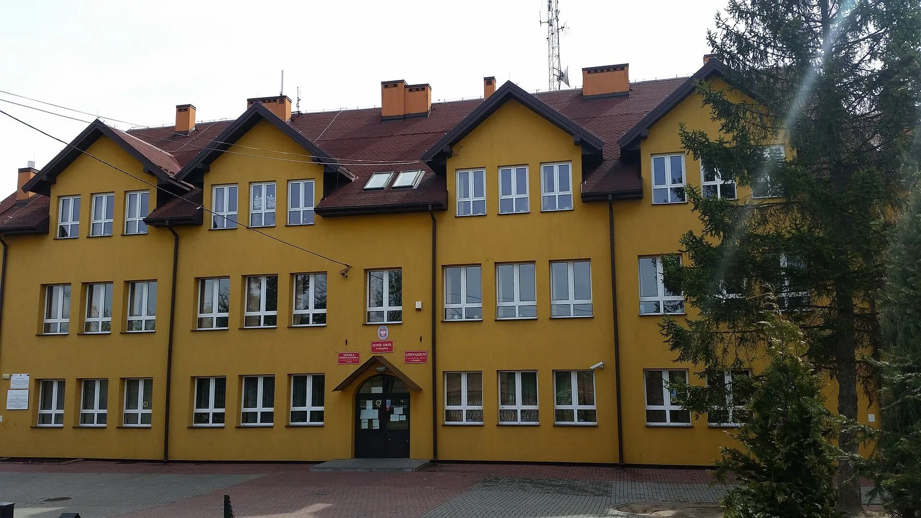 Gul skolebygning for grunnskolen i landsbyen Rzepin Drugi