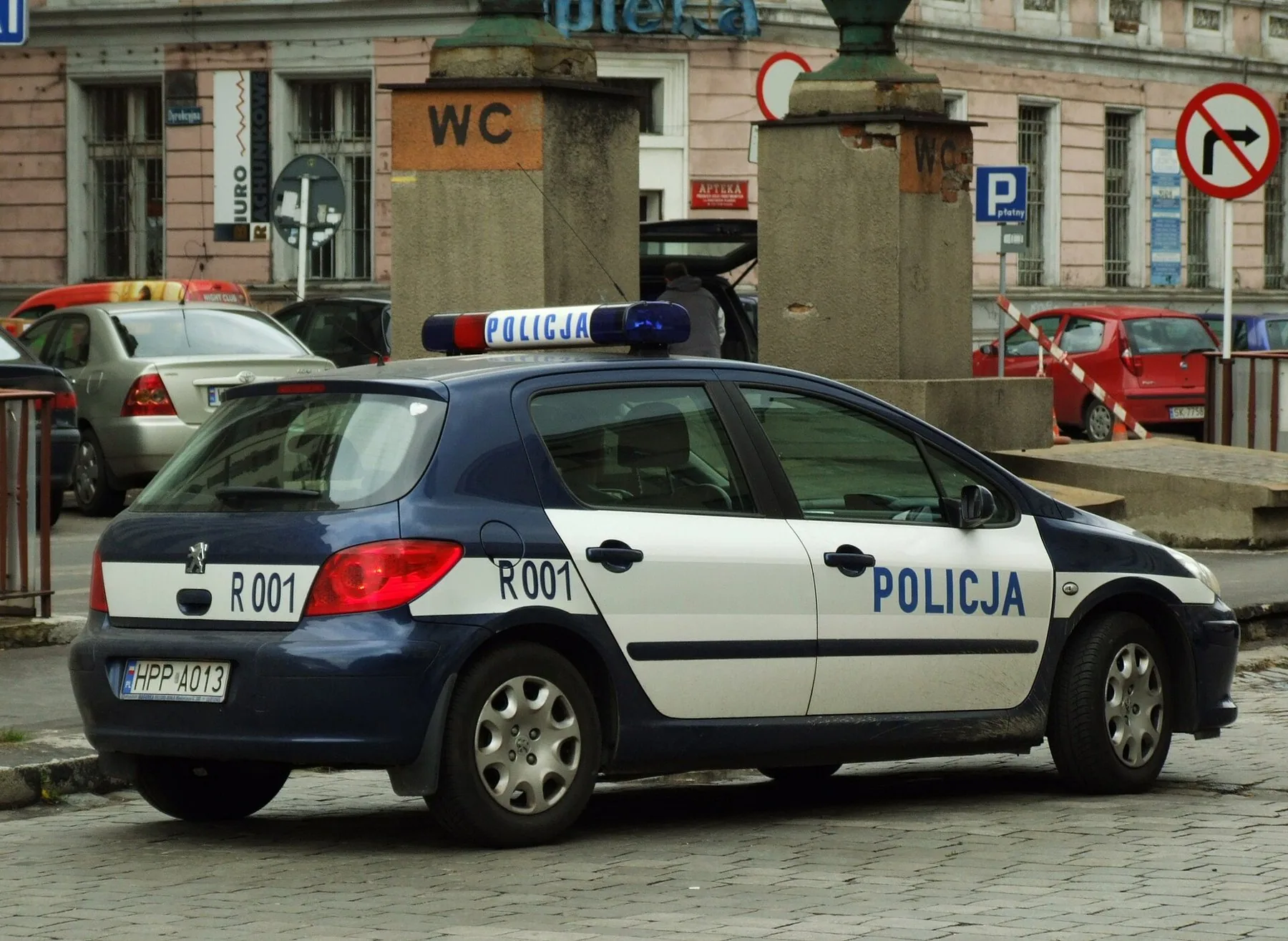 En polsk politibil parkert i en gate i Katowice