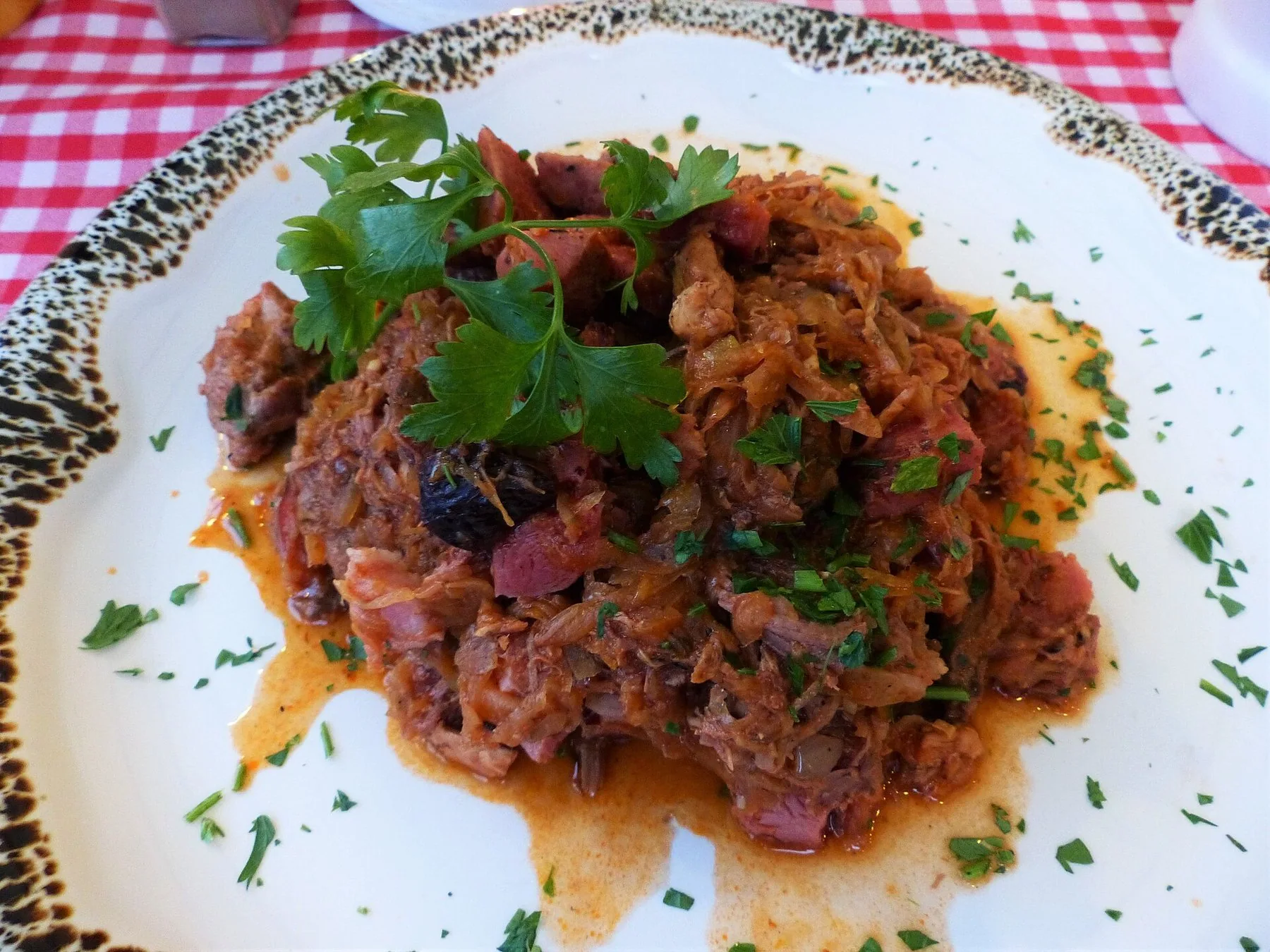 En porsjon bigos, polsk jegergryte av surkål og kjøtt, servert på en restaurant i Wrocław