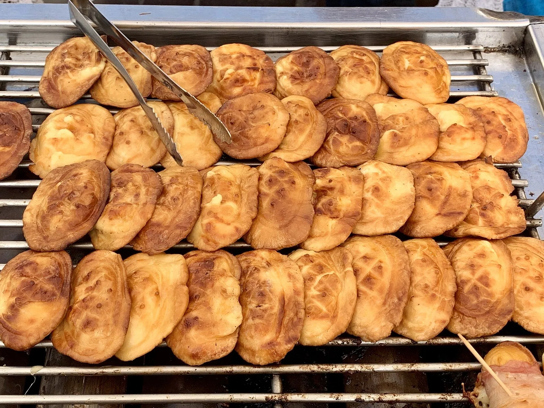 Grillede oscypek-oster på risten i en matbod på Mały Rynek i Kraków