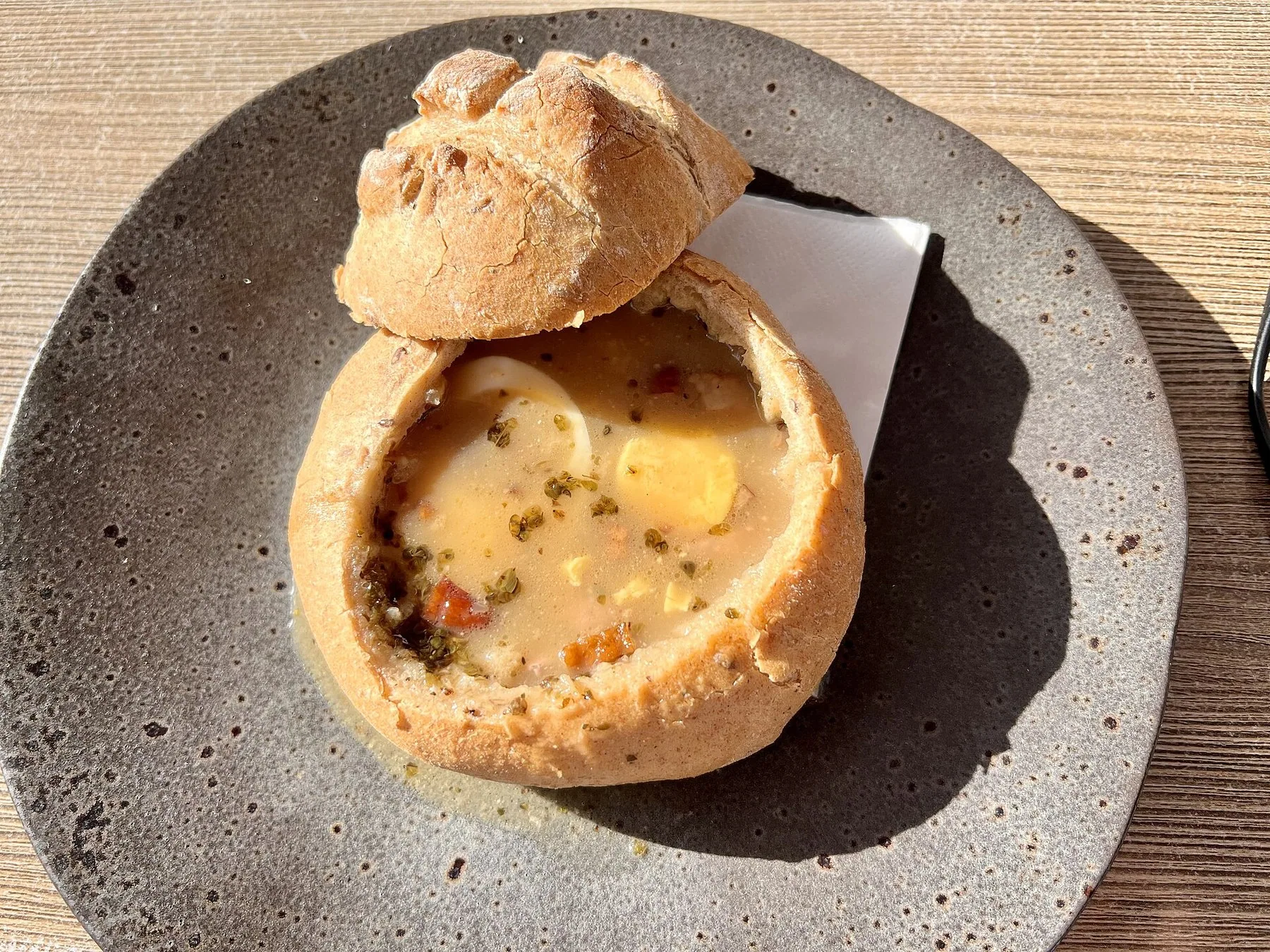 Żurek, polsk surdegssoppa med ägg och korv, serverad i en urholkad brödbulle