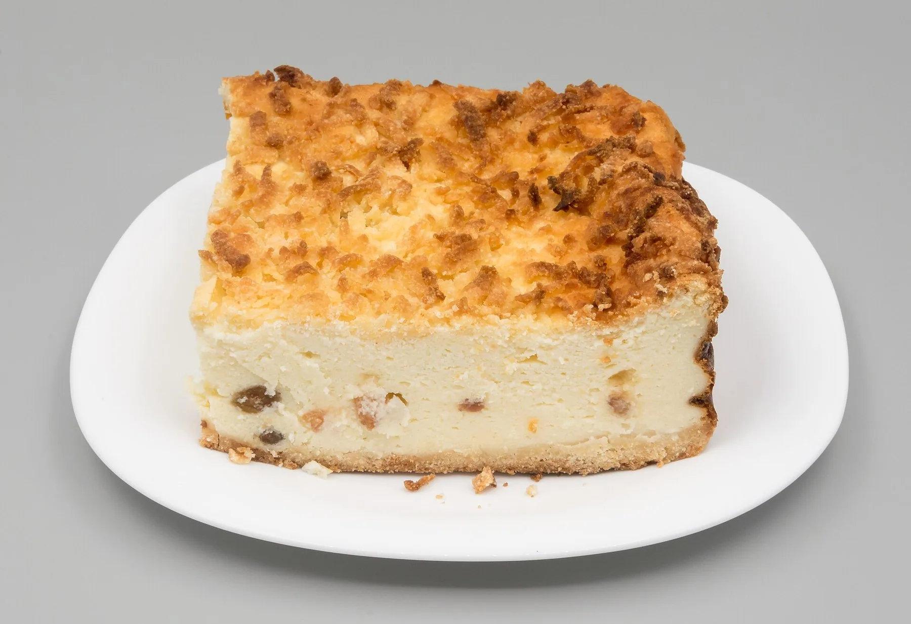 En bit sernik, polsk cheesecake, på ett fat