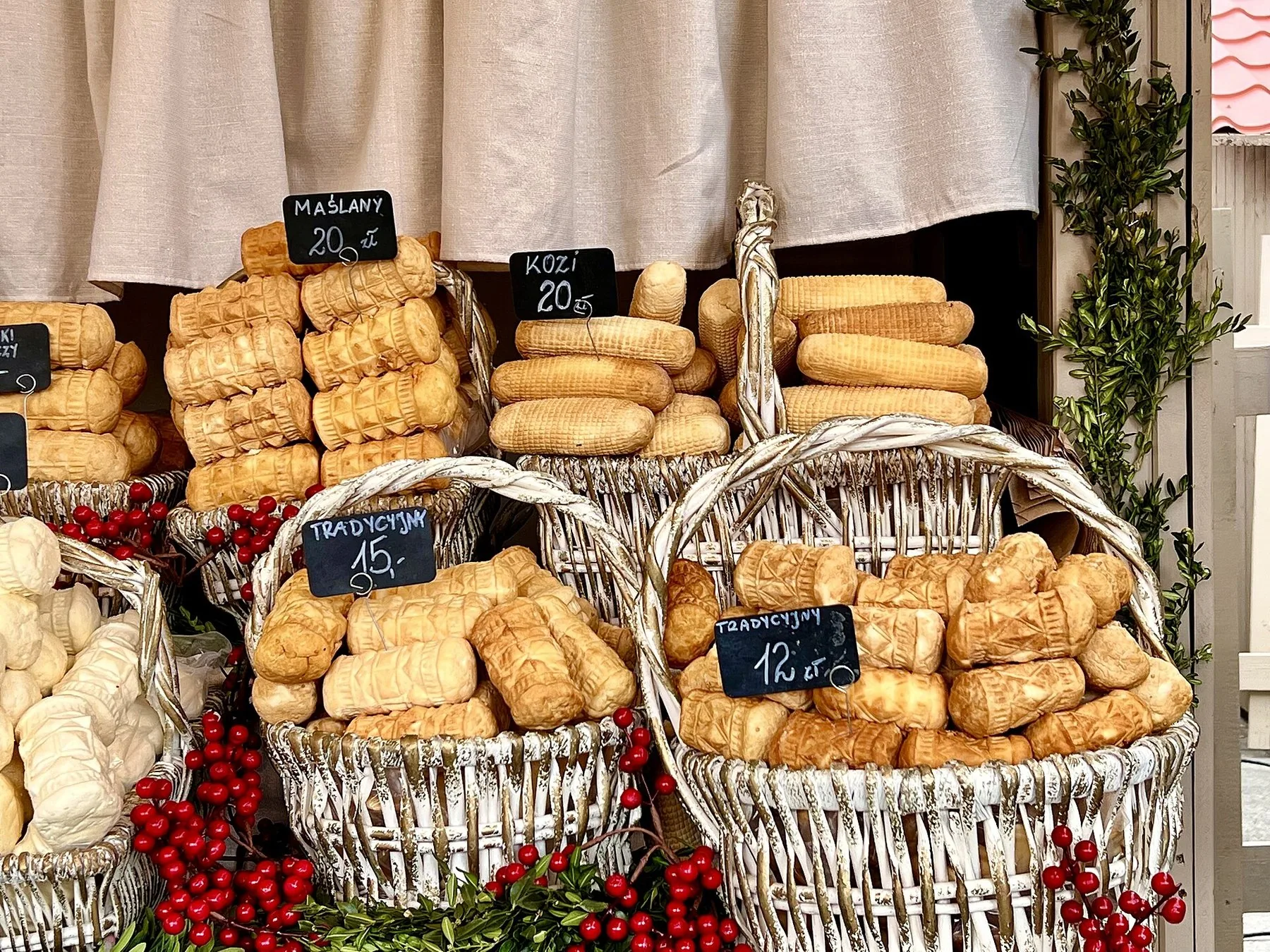 Røgede oscypek-oste fra Tatra i kurve med prisskilte i złoty på påskemarkedet på Rynek Główny i Kraków