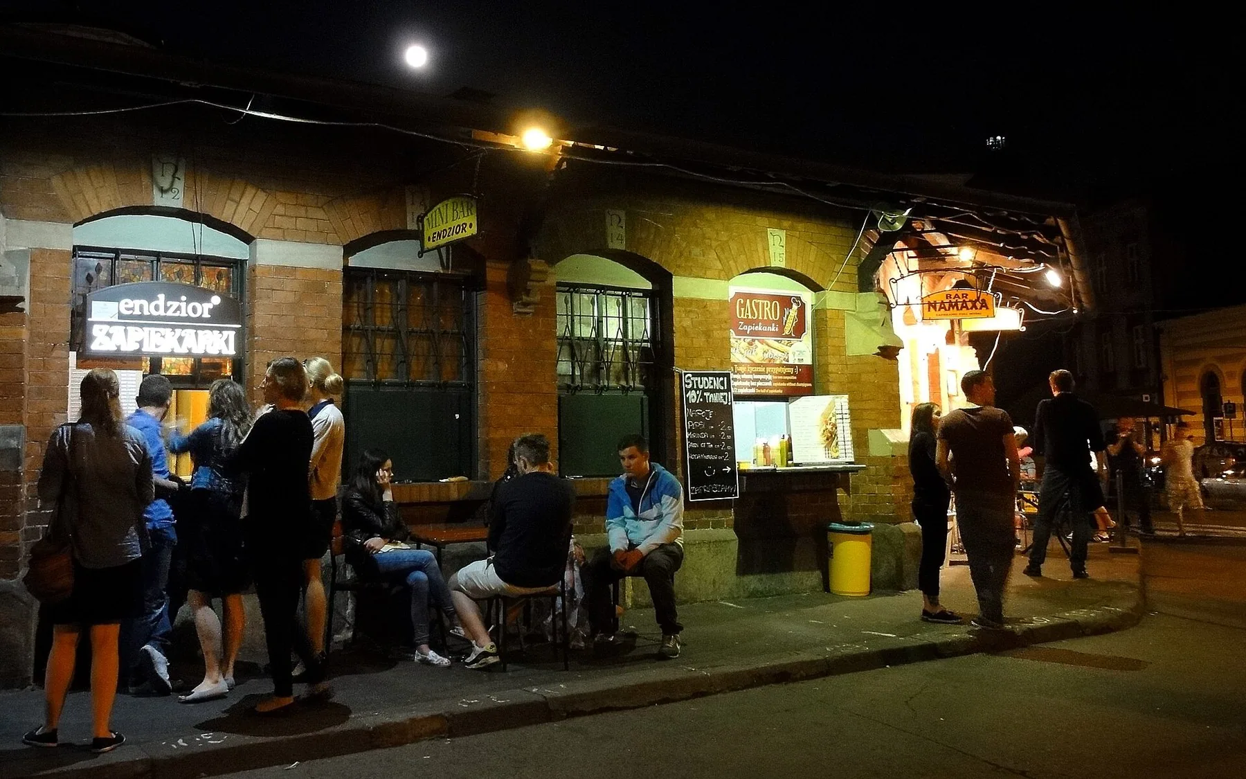 Den runda saluhallen på Plac Nowy i Kazimierz en kväll, där luckorna säljer zapiekanki och annan gatumat