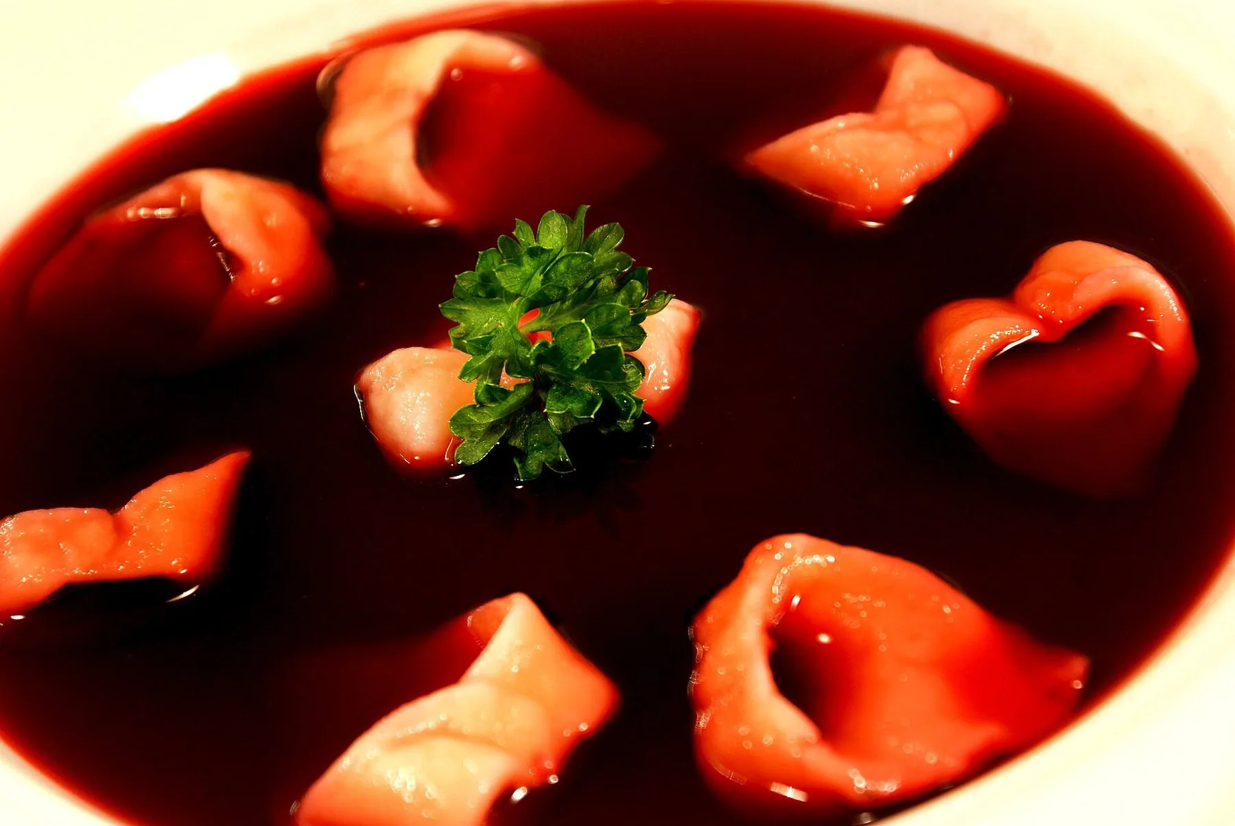 Rödbetssoppa barszcz med uszka, små dumplings fyllda med svamp, på en vit tallrik