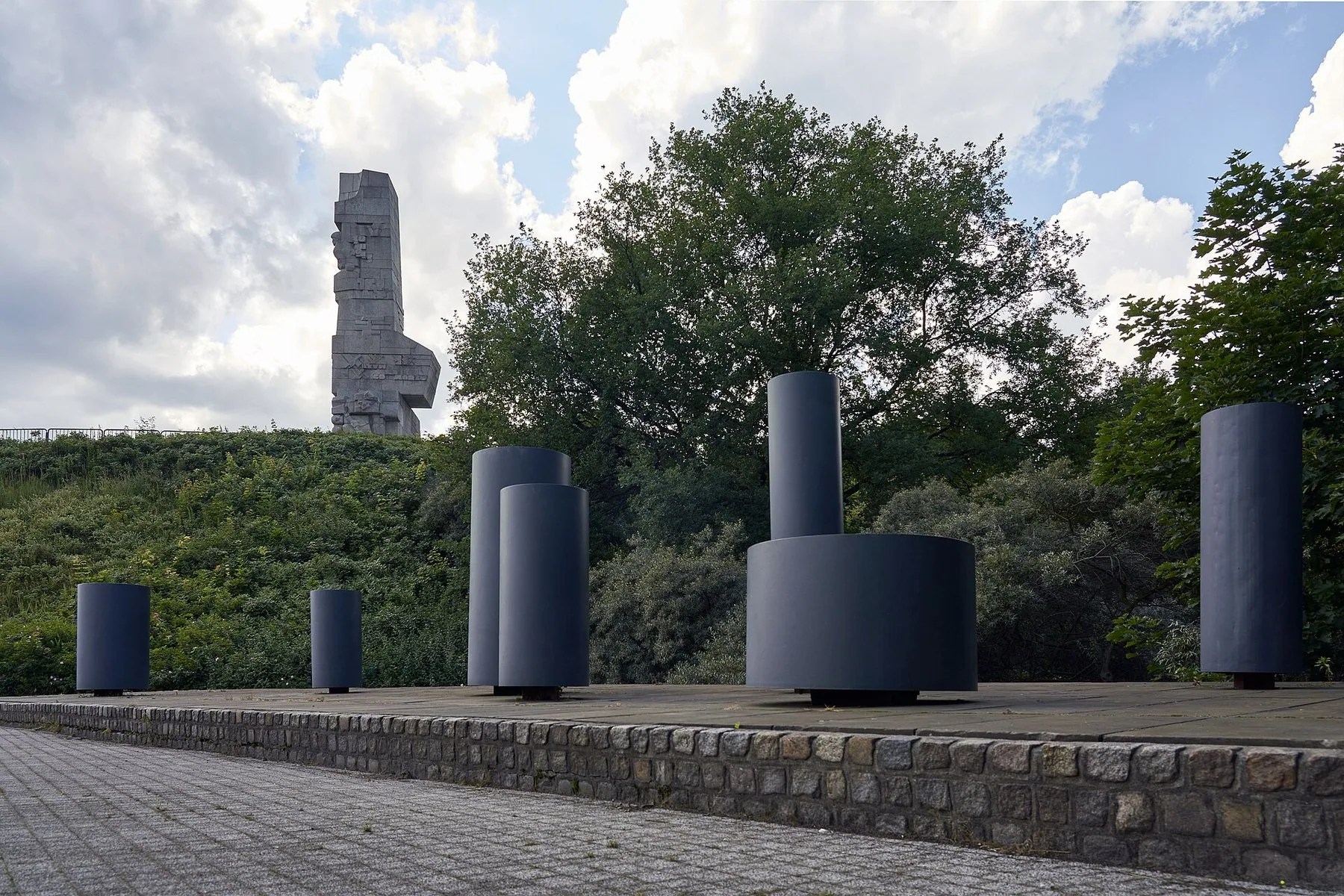 Mindesmærket på Westerplatte i Gdańsk, hvor anden verdenskrig begyndte, set bag en række mørke søjler