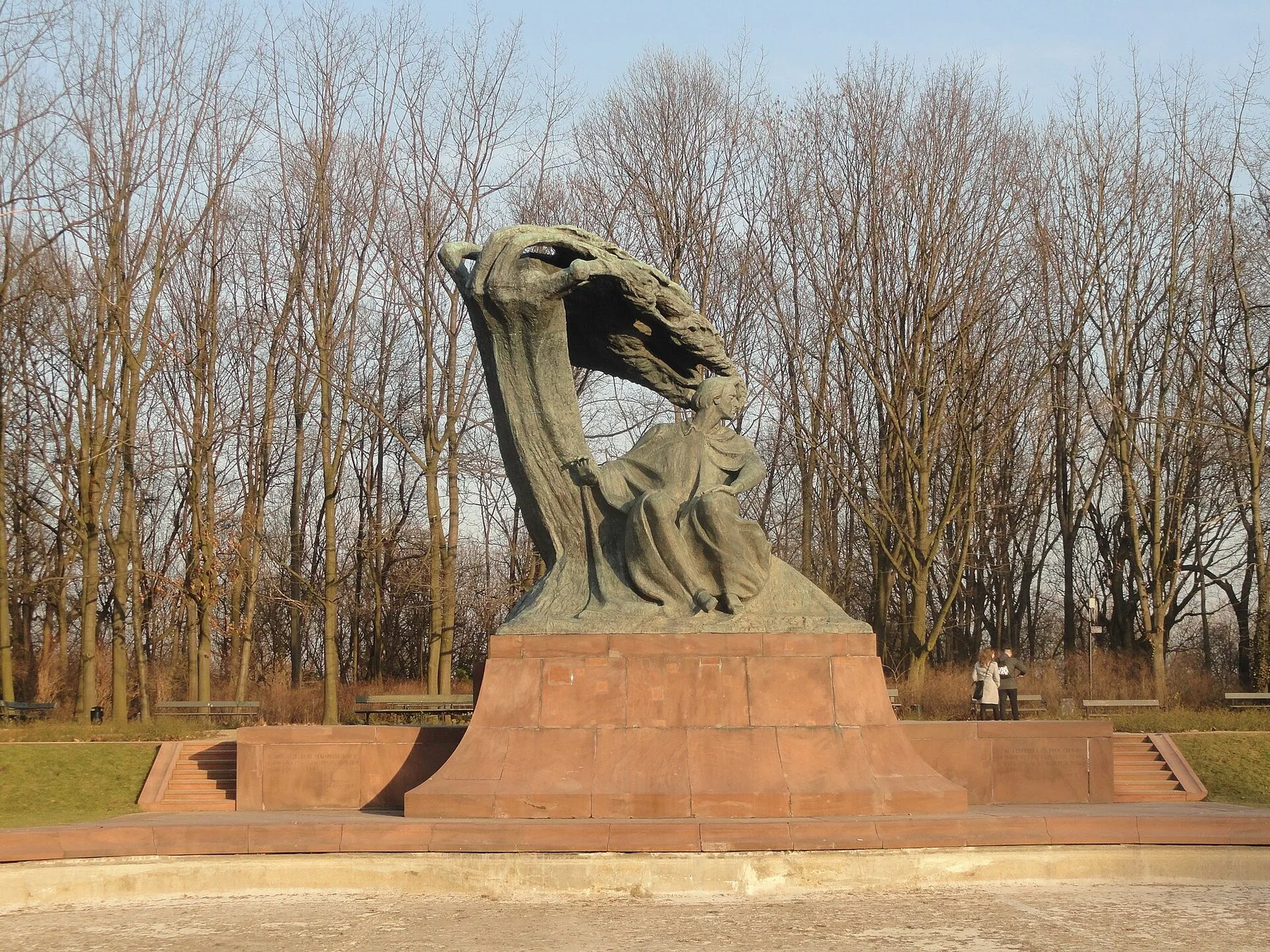 Chopin-monumentet under et stilisert piletre i Łazienki-parken i Warszawa