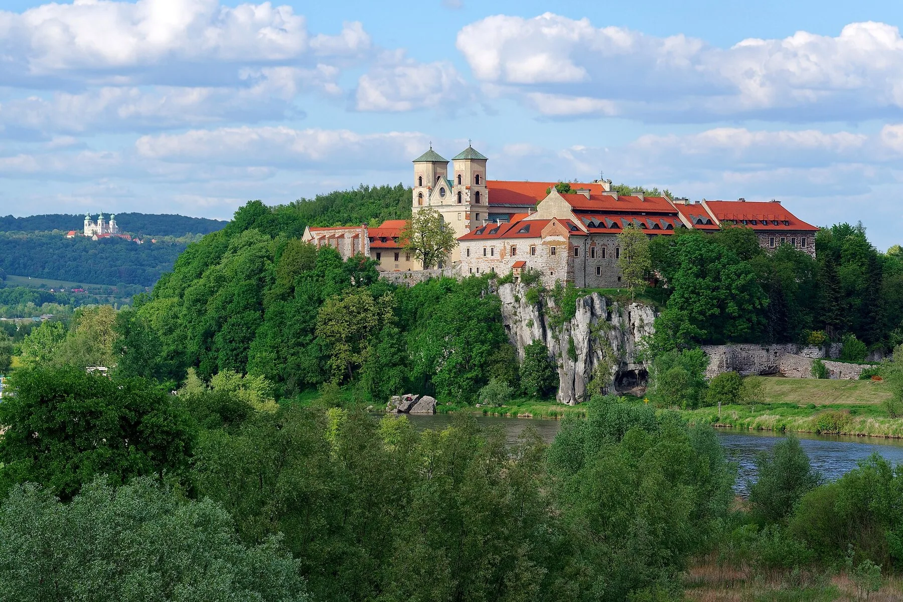 Benediktinerklosteret i Tyniec på en kalkstensklippe over Wisła lige uden for Kraków, omgivet af grøn skov