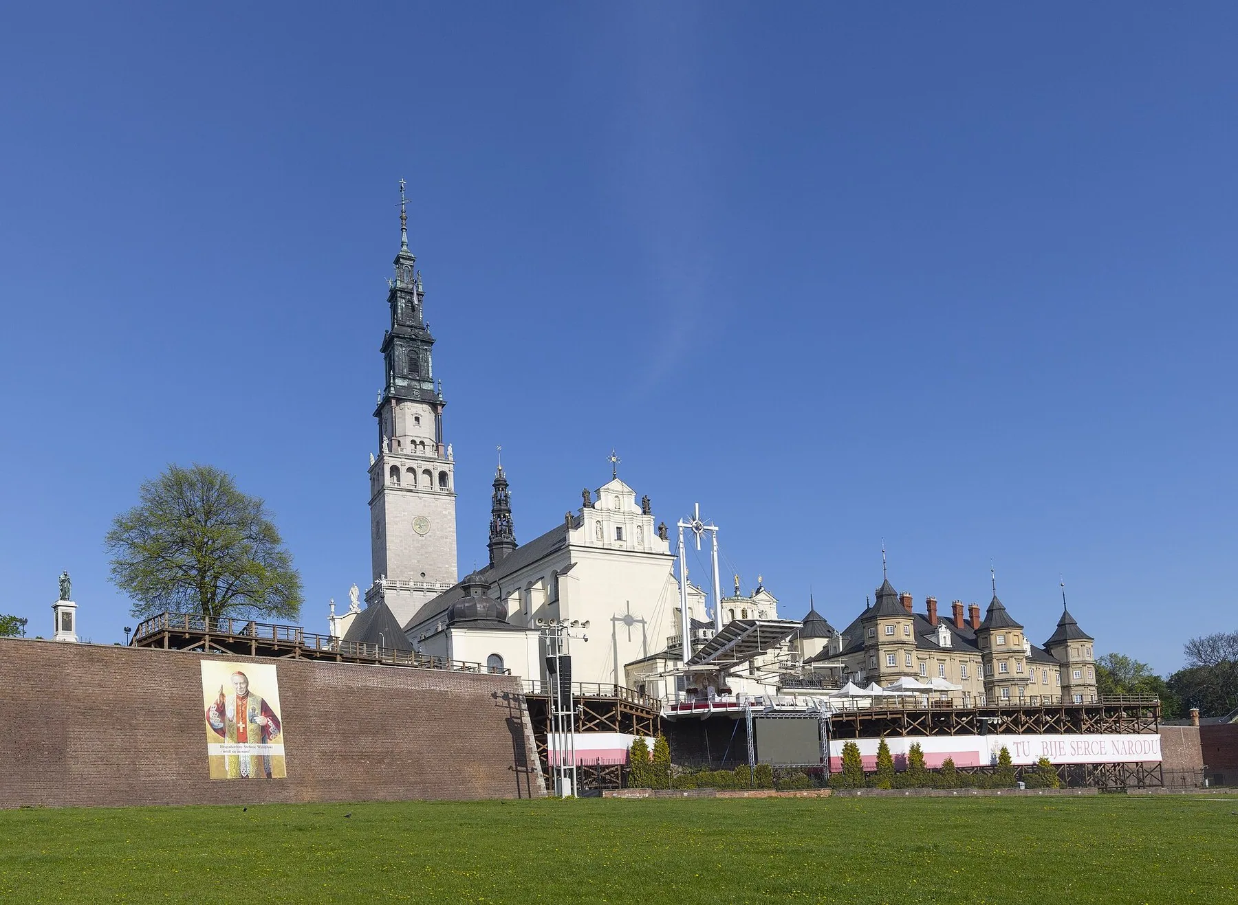 Klosteret Jasna Góra i Częstochowa med det høye kirketårnet og festningsmurene sett fra parken