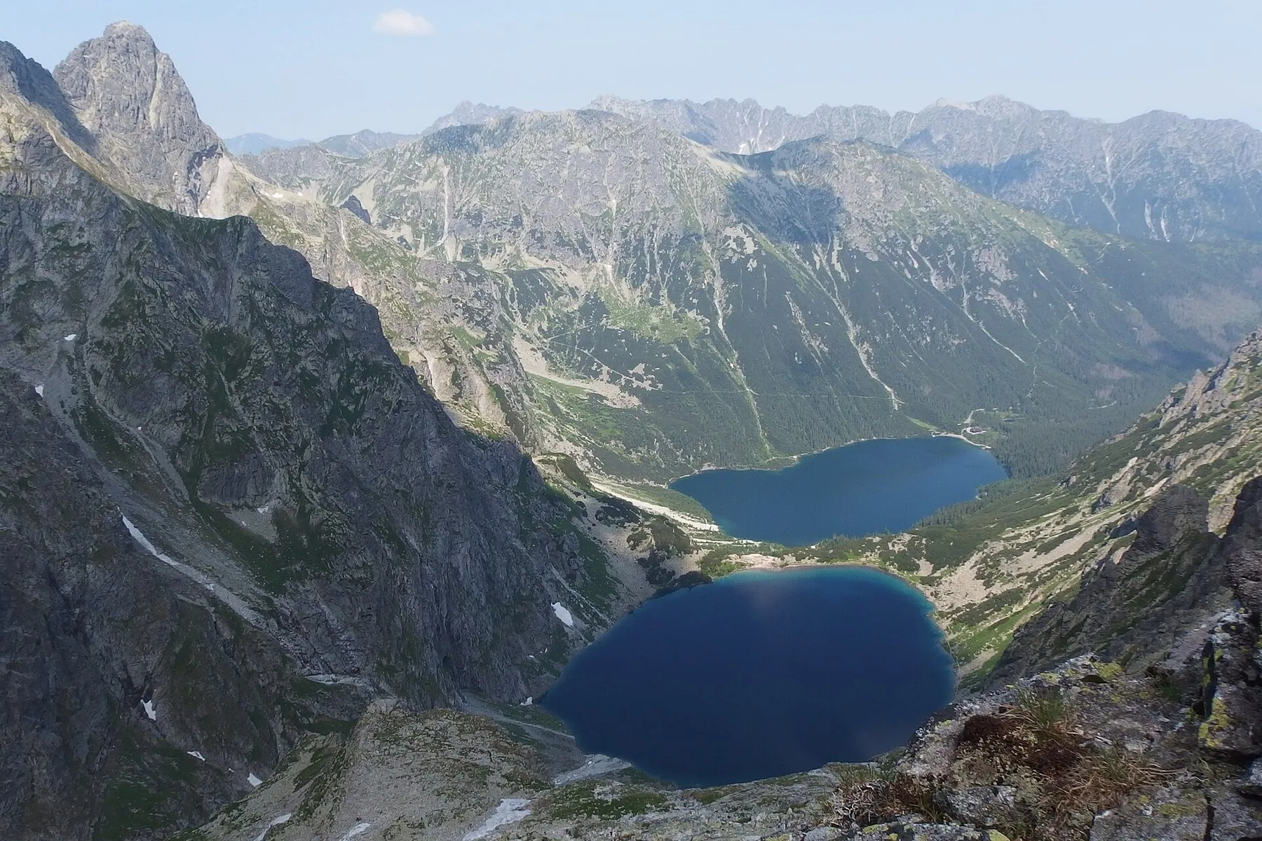 Utsikt fra stien mot Rysy ned på fjellsjøene Czarny Staw og Morskie Oko i Tatra