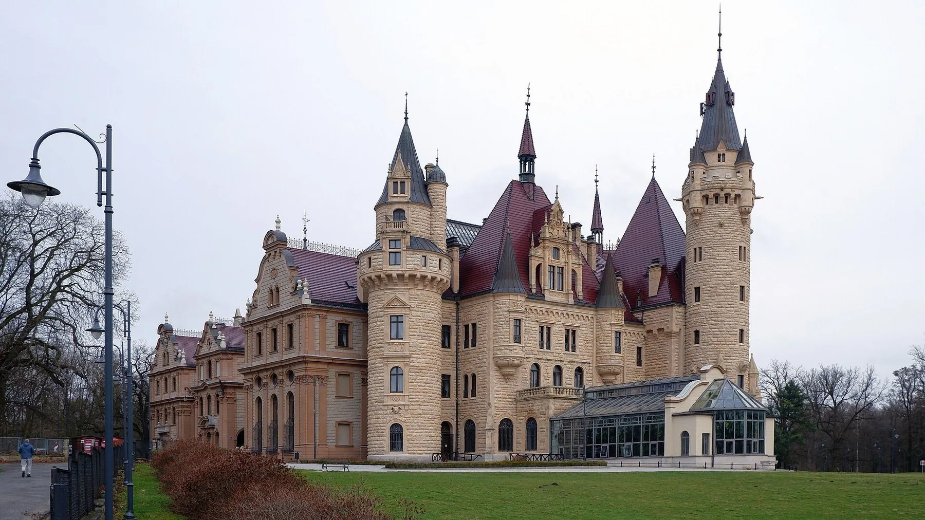 Moszna slott med spisse tårn og spir, nyrestaurert i 2024