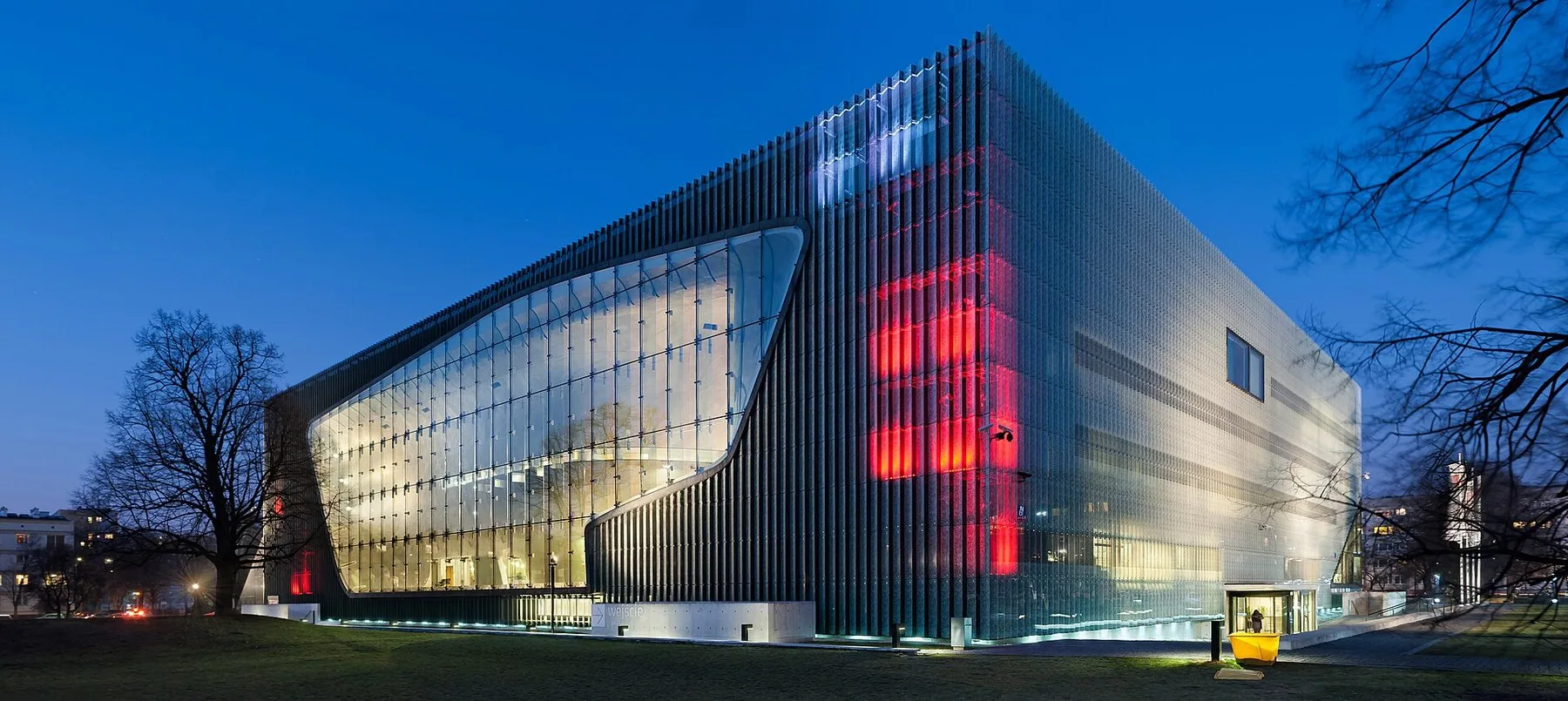 Den moderne glassbygningen til POLIN, museet for polske jøders historie, i det tidligere ghettoområdet i Warszawa