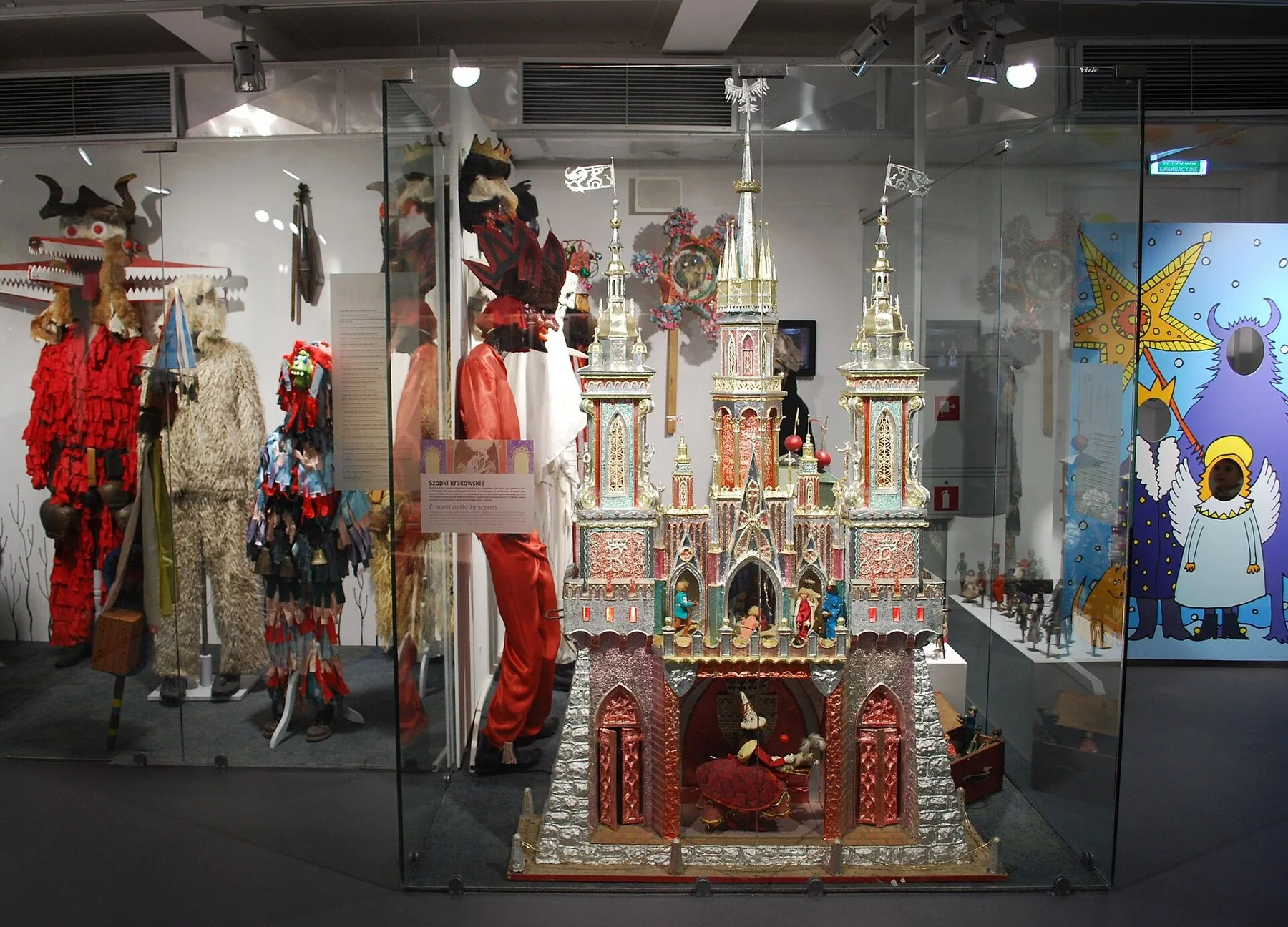 Kraków-julekrybbe, szopka, formet som en glitrende kirke, i Etnografisk museum i Warszawa