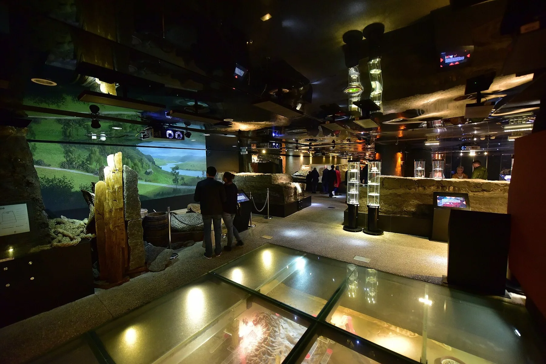 Opplyste glassgulv over utgravninger i Rynek Underground under torget i Kraków