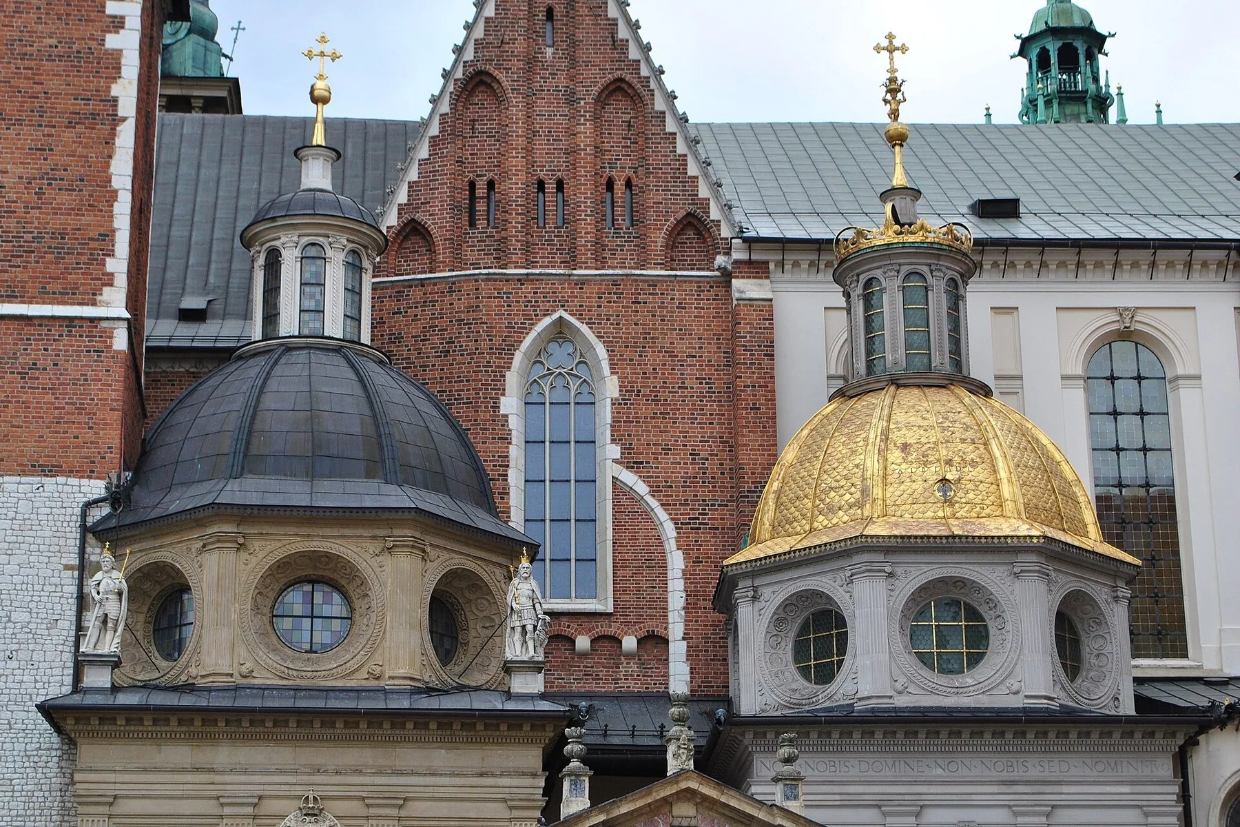 Kupolerna på Vasakapellet och det guldklädda Sigismundkapellet vid Wawelkatedralen i Kraków
