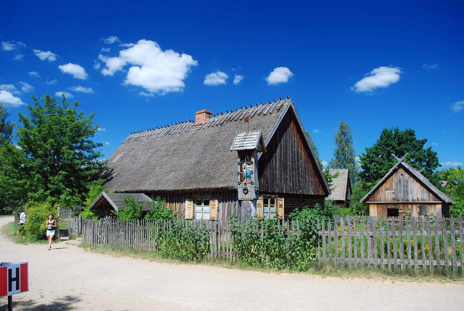 Kasjubisk gård med stråtak og tregjerde i friluftsmuseet i Wdzydze Kiszewskie