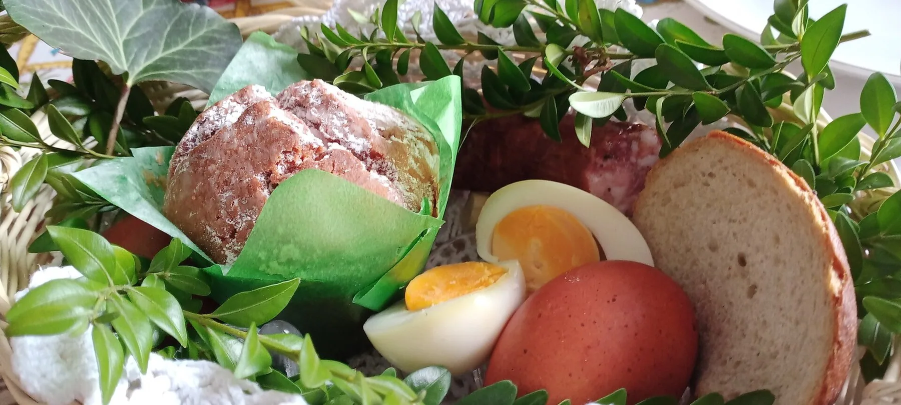 Święconka, den polska påskkorgen, med bröd, kokta ägg, kött och buxbom