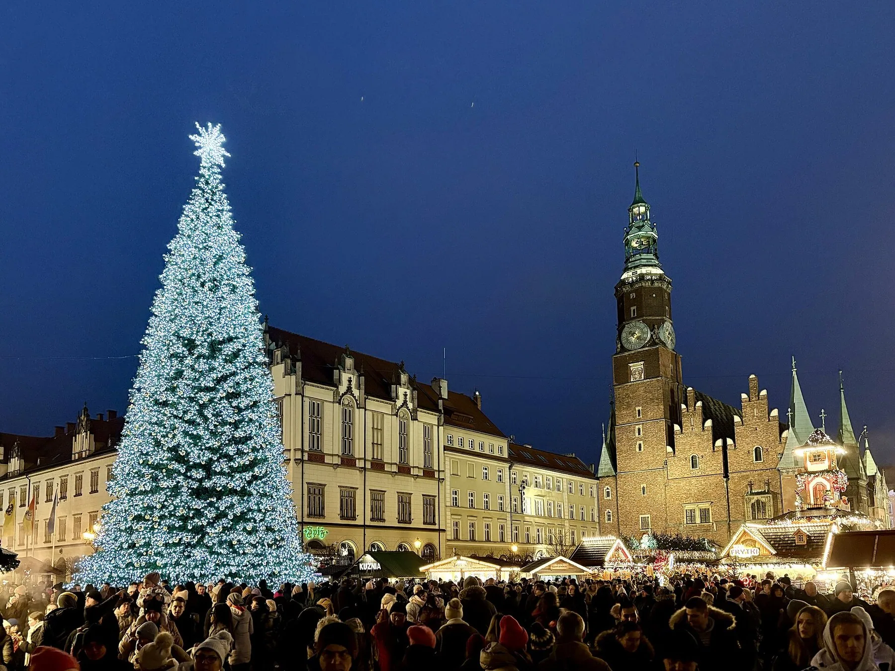 Julemarkedet på Rynek i Wrocław med opplyste boder foran rådhuset i desember