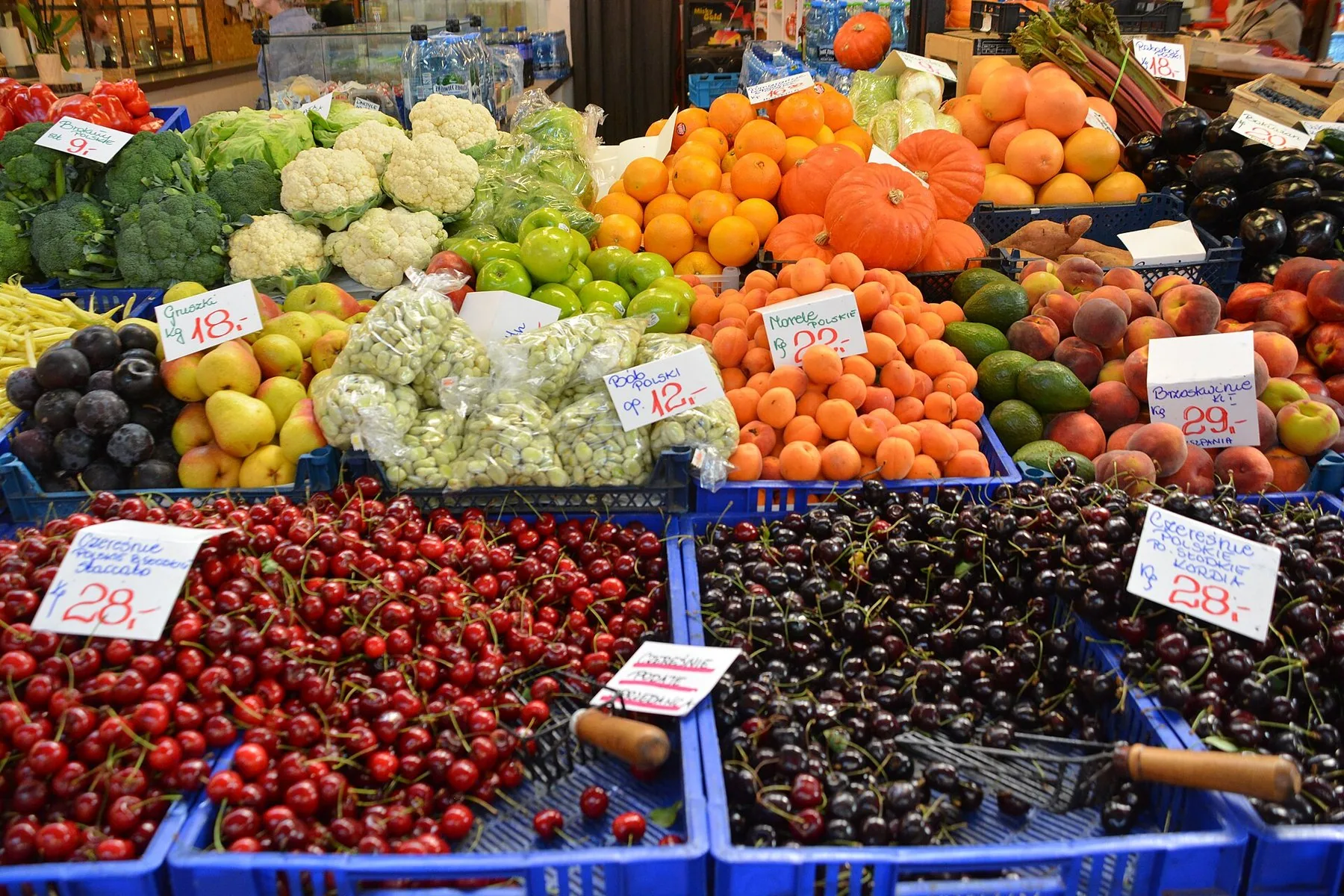 Frukt og grønnsaker med prislapper i złoty i markedshallen Hala Targowa i Wrocław