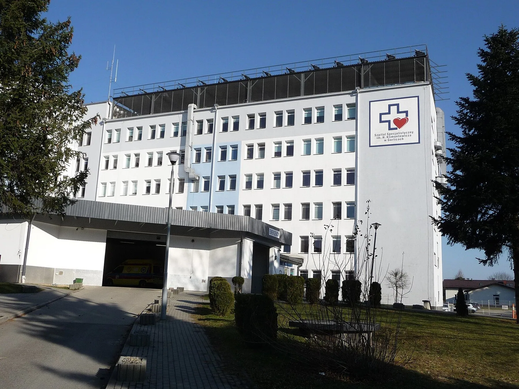 Sykehusbygningen med akuttmottak i Gorlice i Sør-Polen en klar dag
