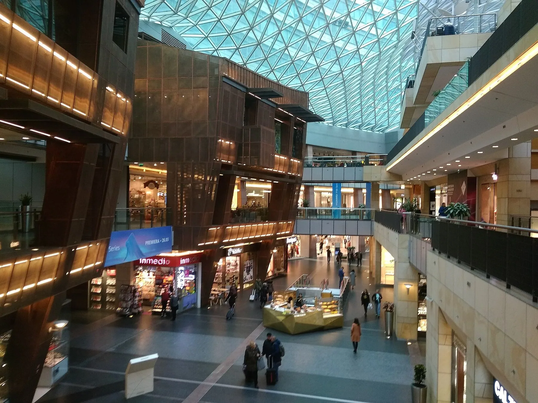 Det bølgende glastag over indkøbscentret Złote Tarasy i centrum af Warszawa