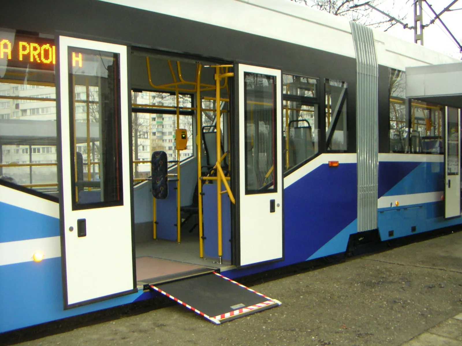 Utfälld rullstolsramp vid dörren på en låggolvsspårvagn i Wrocław