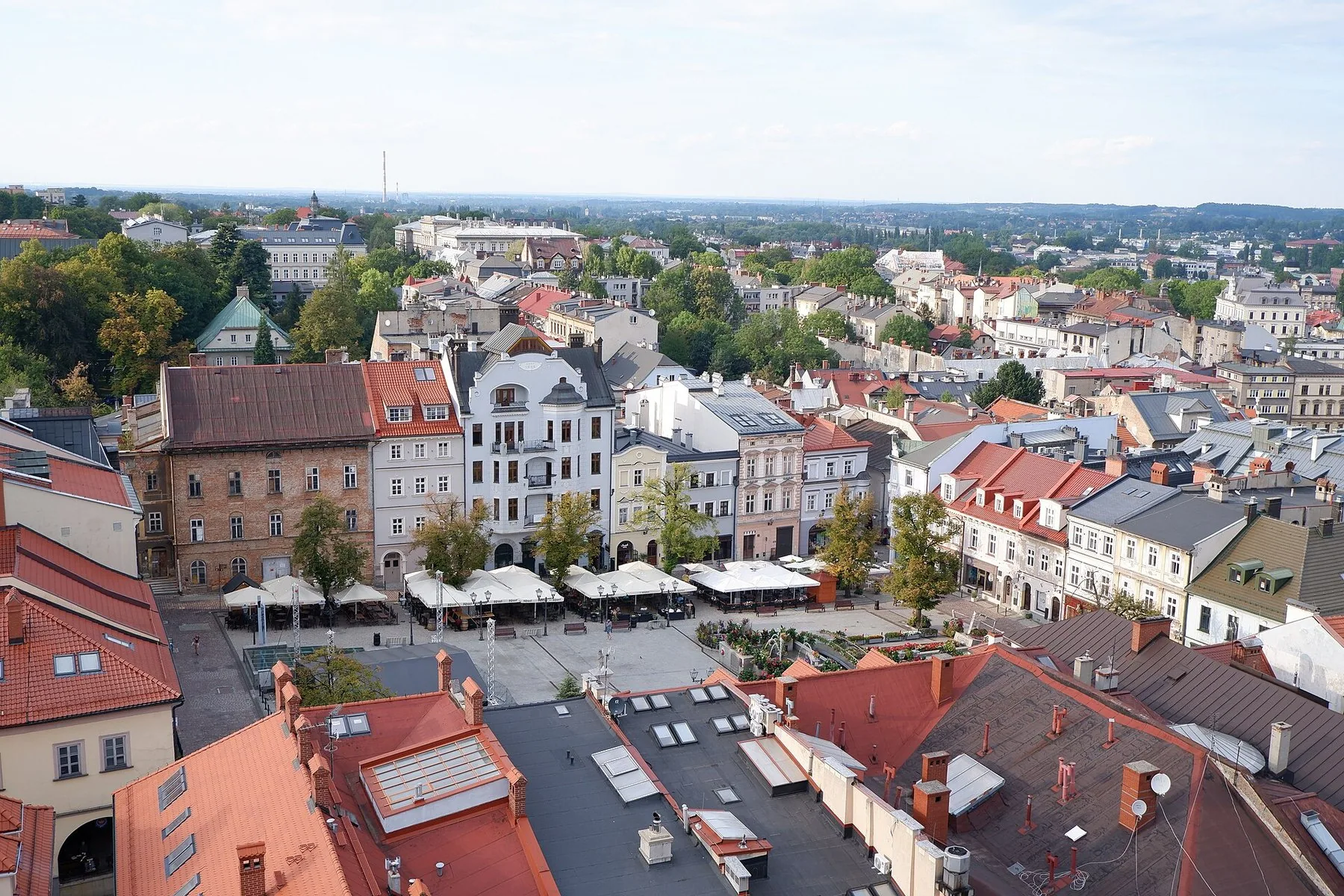Utsikt over torget Rynek og hustakene i Bielsko-Biała fra katedraltårnet
