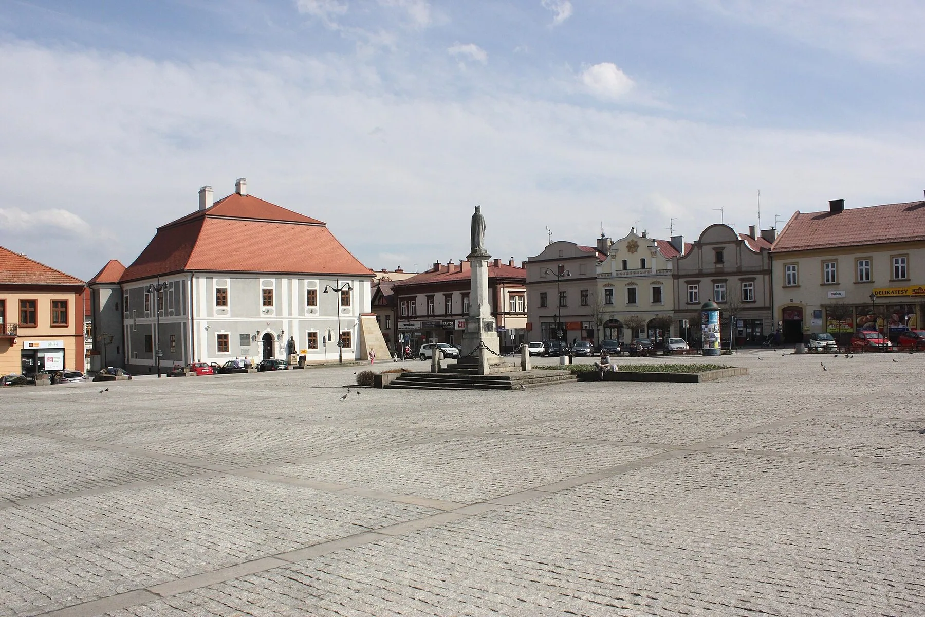 Torget Rynek i saltgruvebyen Bochnia med gamle bygårder
