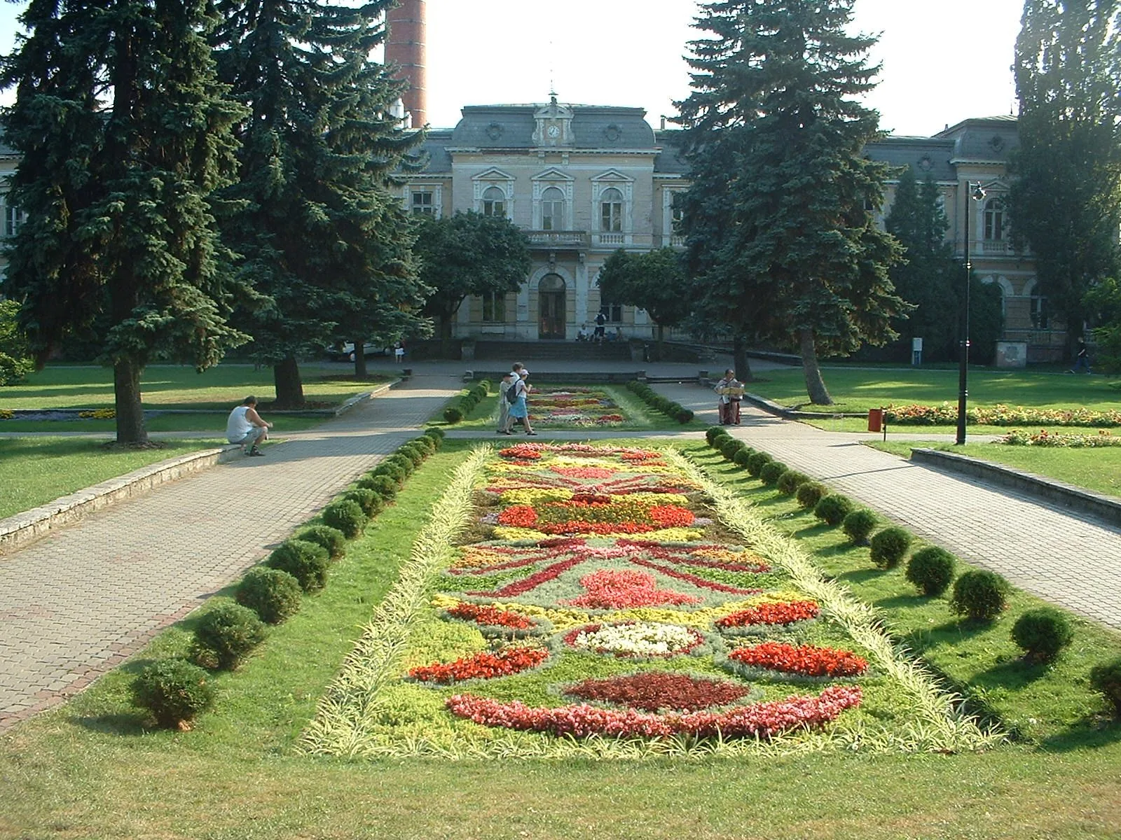 Blomsterteppe av sommerblomster i kurparken Park Zdrojowy i Ciechocinek