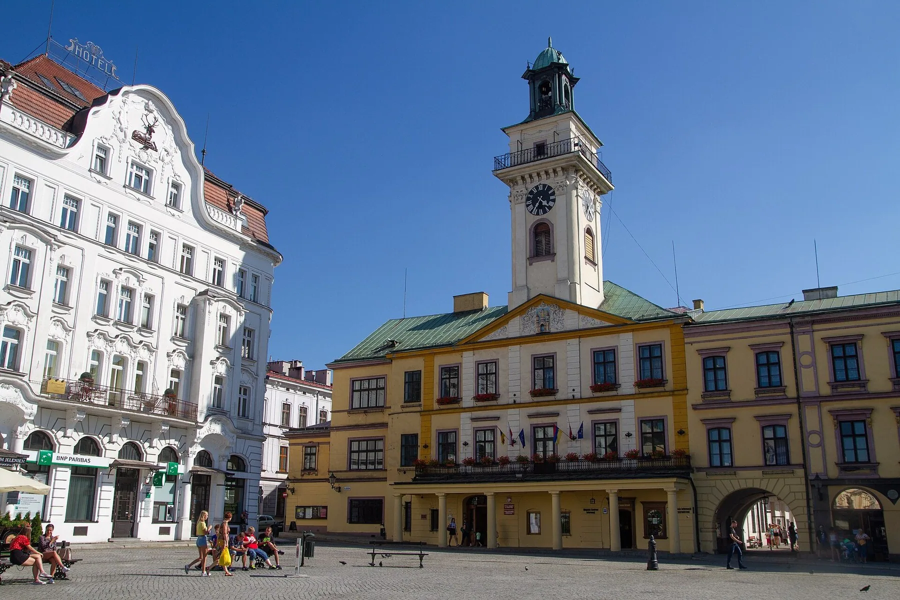 Rådhuset med klokketårn på torget Rynek i Cieszyn