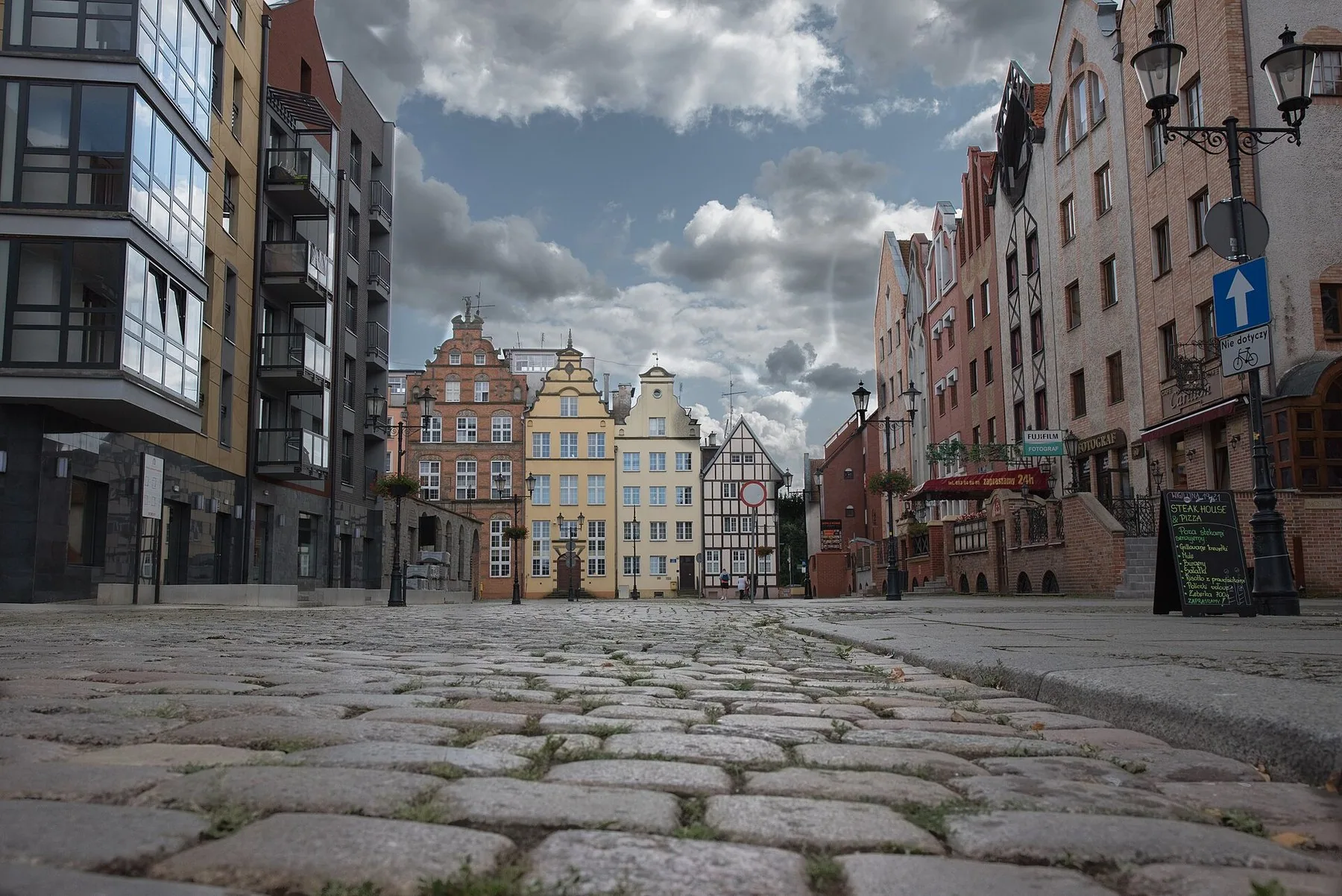 Brosteinsgate med gjenoppbygde gavlhus i gamlebyen i Elbląg