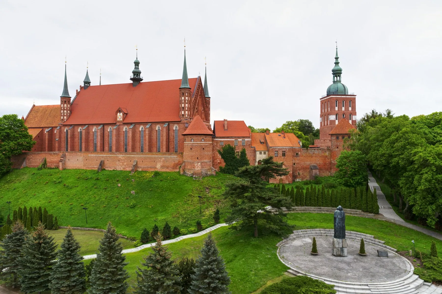 Katedralhøyden i Frombork med den gotiske katedralen, forsvarsmurene og Kopernikus-statuen