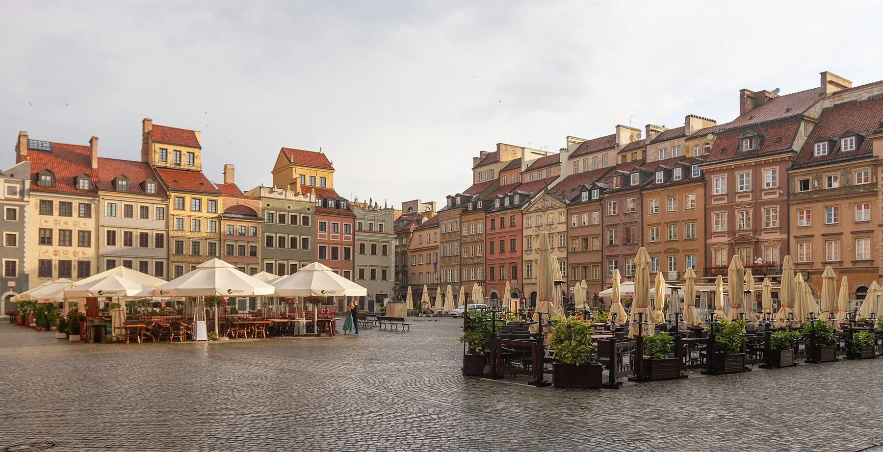 Fargerike bygårder og uteserveringer rundt torget Rynek Starego Miasta i gamlebyen i Warszawa