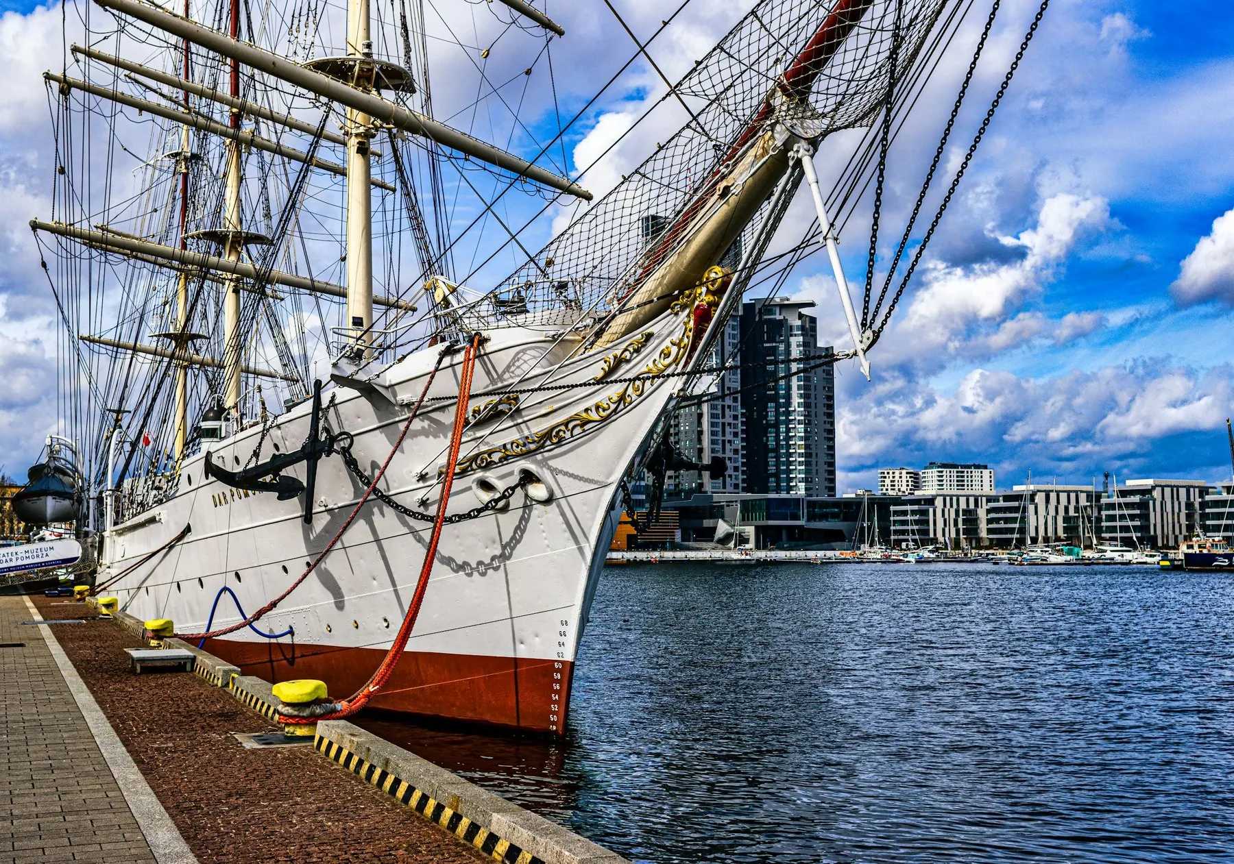 Sejlskibet Dar Pomorza ved kajen i Gdynia med højhusene Sea Towers i baggrunden