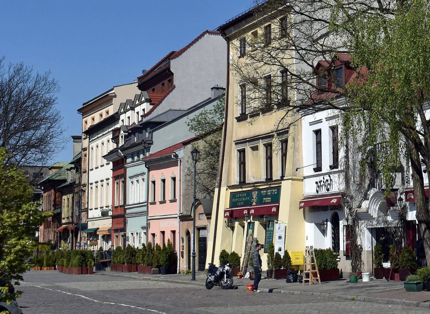 Gamla stenhus längs den breda gatan Szeroka i den judiska stadsdelen Kazimierz i Kraków