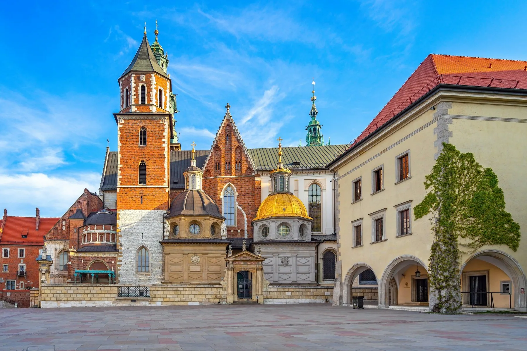 Wawelkatedralen och kungaslottet på Wawelkullen i Kraków under blå himmel