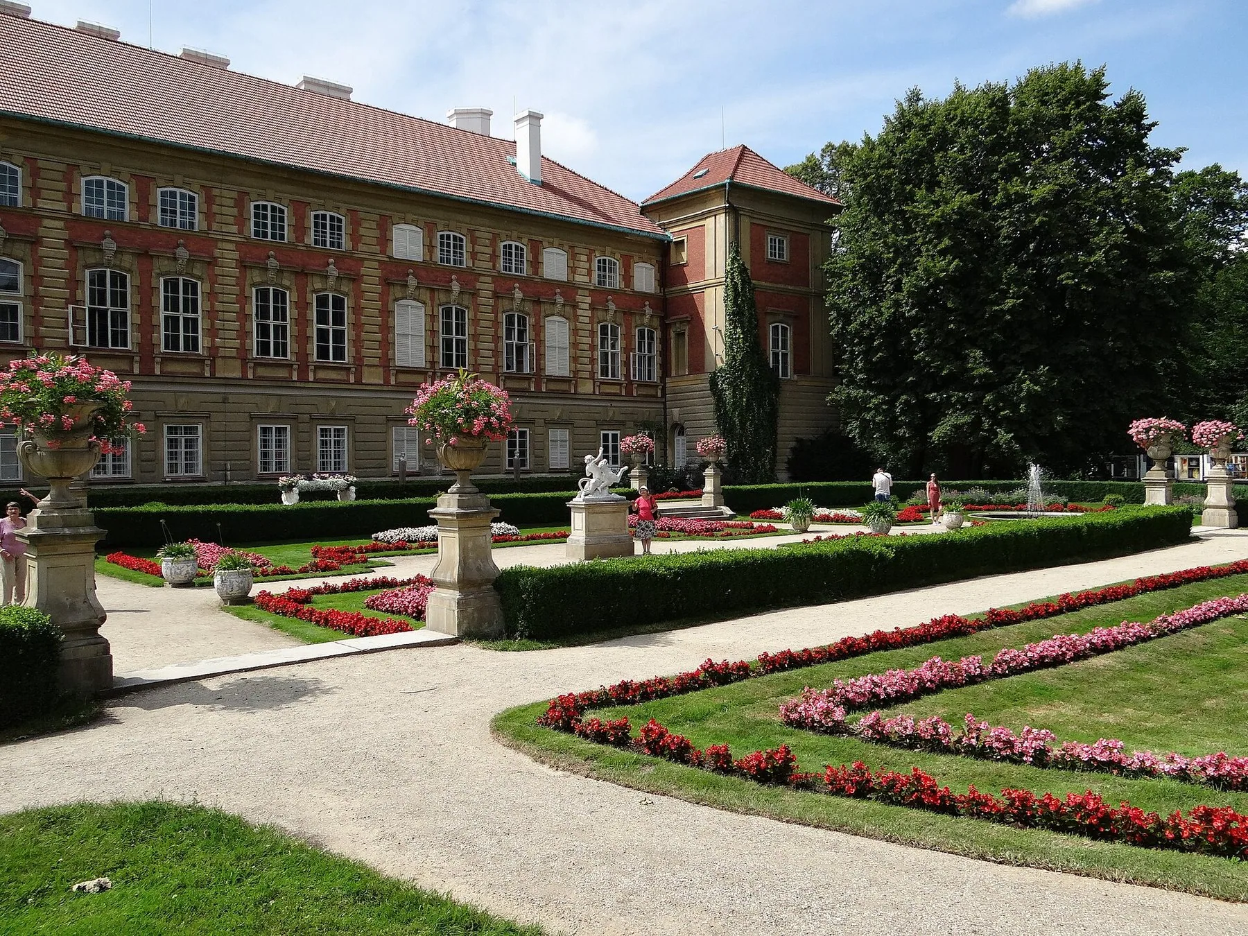 Blomsterbed og hagefasaden på slottet i Łańcut