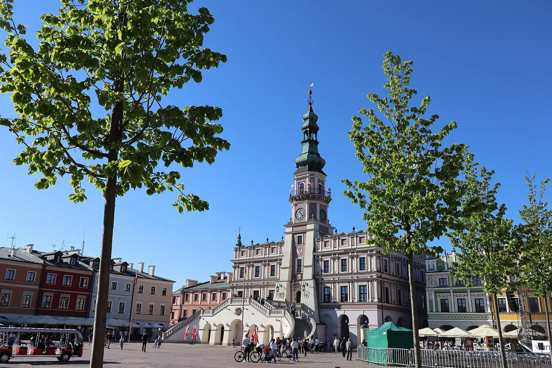 Rådhuset med tårn og trappe på Rynek Wielki i renæssancebyen Zamość