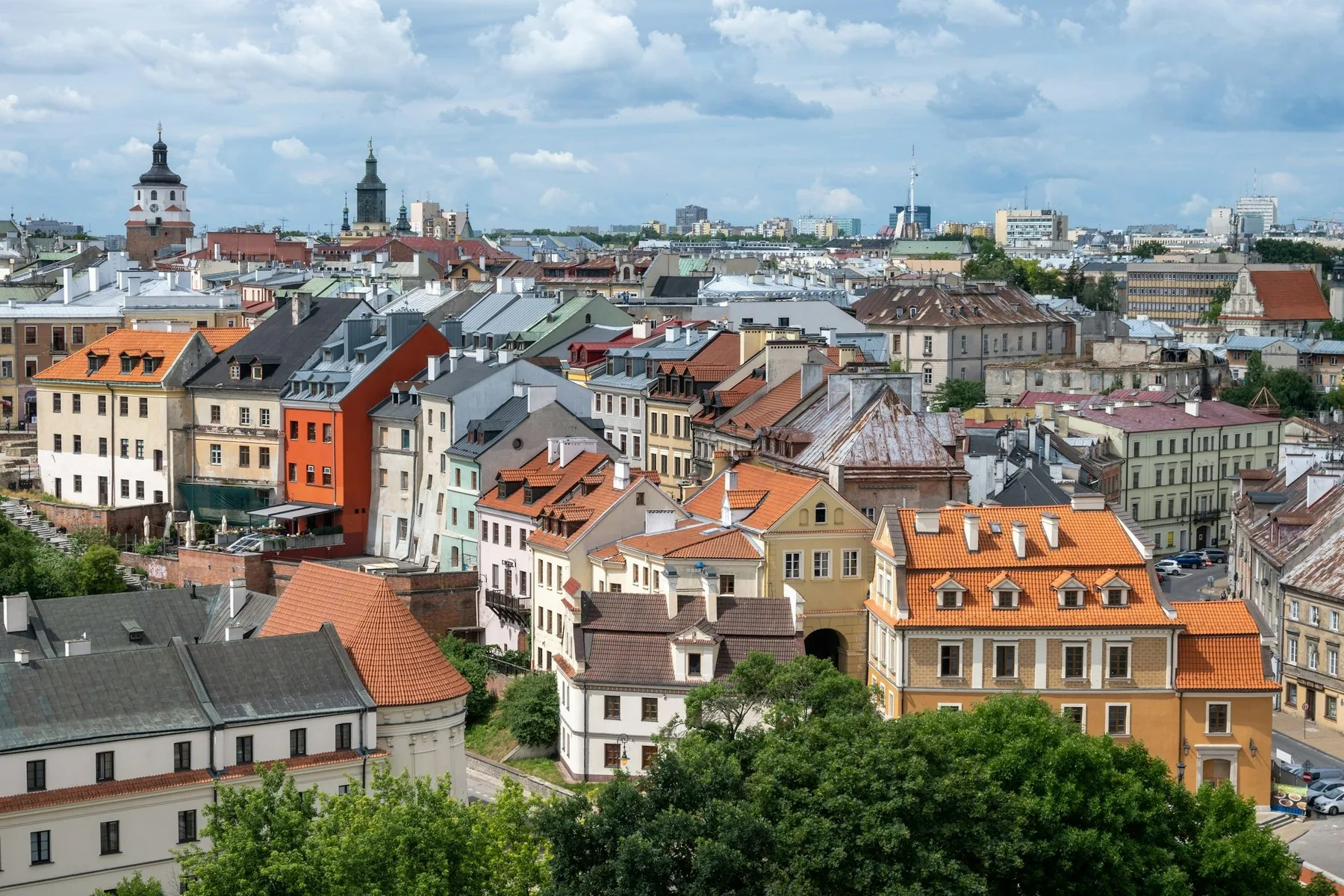 Udsigt over tagene i gamlebyen i Lublin med Krakowska-porten og tårne i horisonten