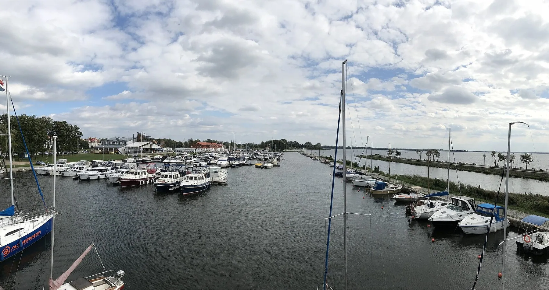 Småbåthavna i Giżycko ved innsjøen Niegocin, full av seilbåter og motorbåter