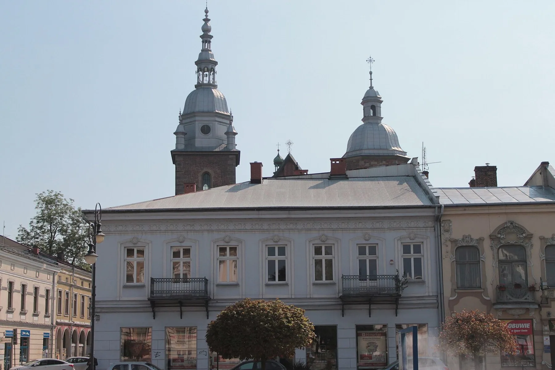 Gamle bygårder og kirketårn i sentrum av Nowy Sącz