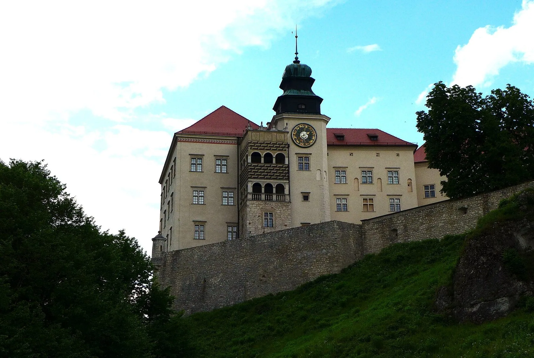 Renæssanceslottet Pieskowa Skała med klokketårn og arkader i Ojców Nationalpark nord for Kraków