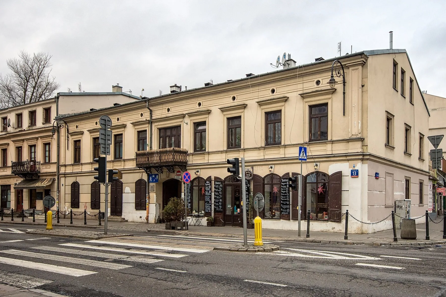 Gammel bygård i gata Ząbkowska i bydelen Praga i Warszawa