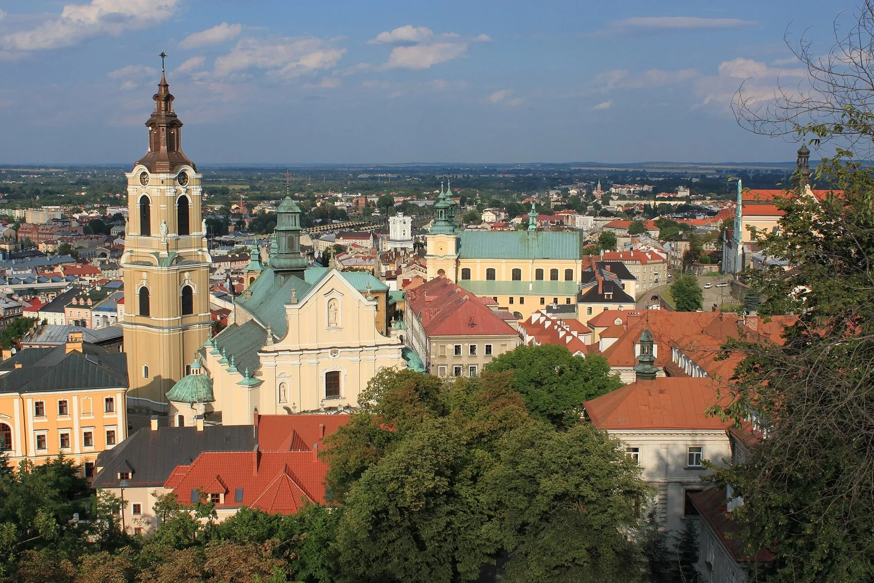 Utsikt fra tårnet på Kazimierz-slottet over katedralen og takene i gamlebyen i Przemyśl