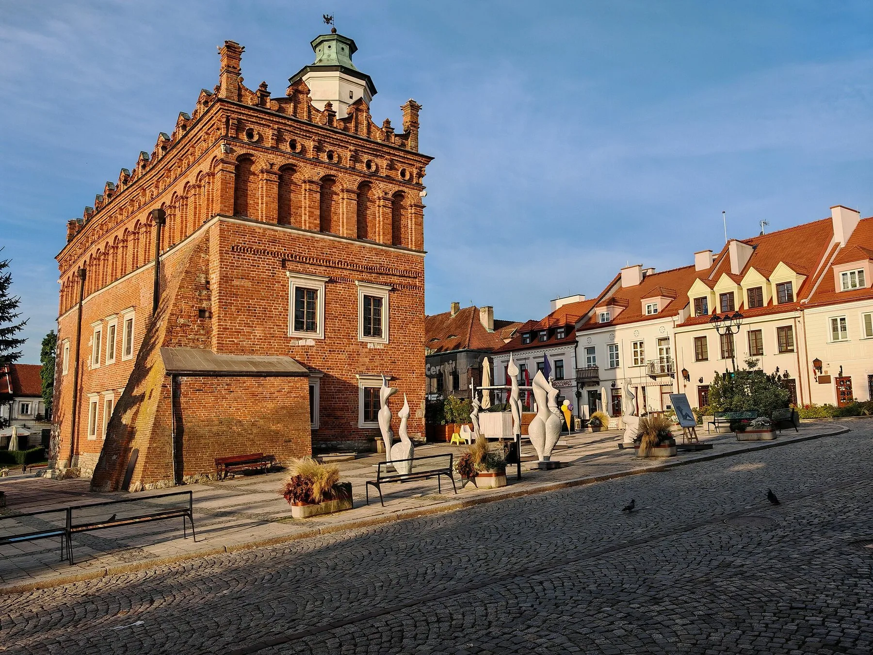 Det gotiska rådhuset med renässansattiken mitt på torget i Sandomierz