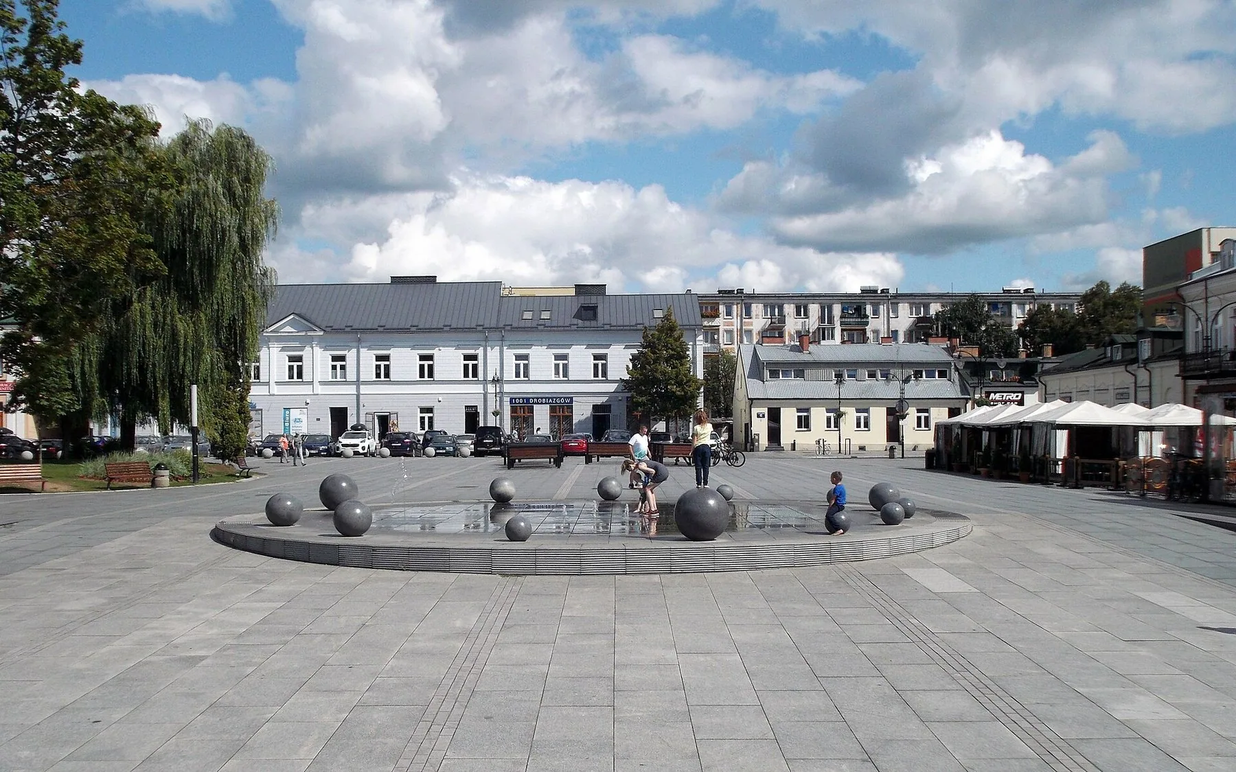 Fontene med steinkuler på Plac Marii Konopnickiej i sentrum av Suwałki